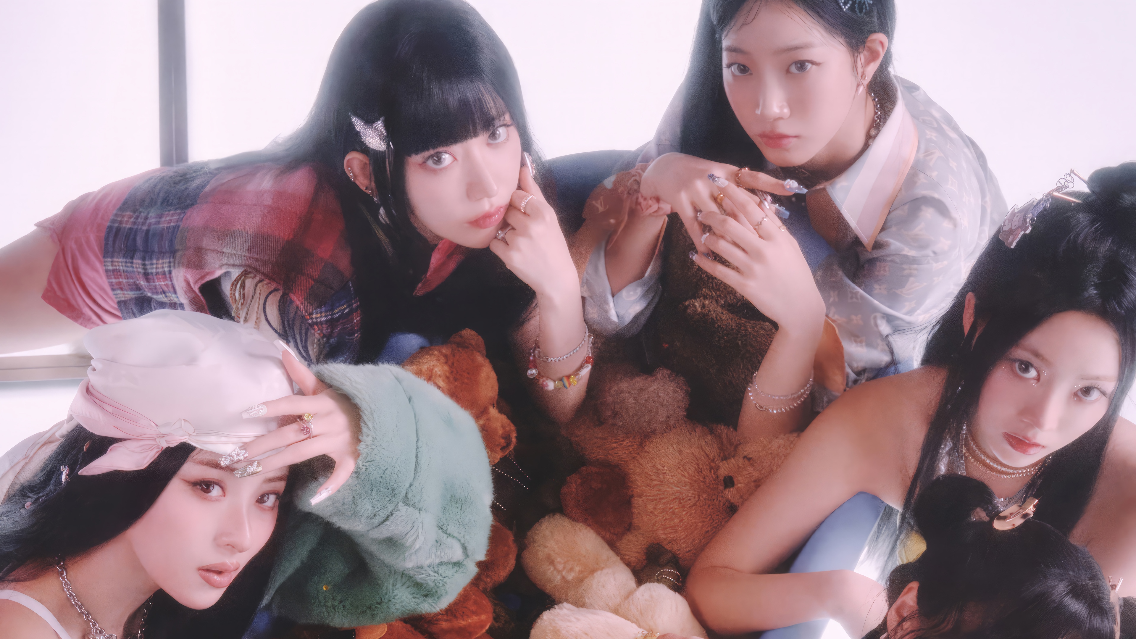 LE SSERAFIM members with teddy bears HD Wallpaper