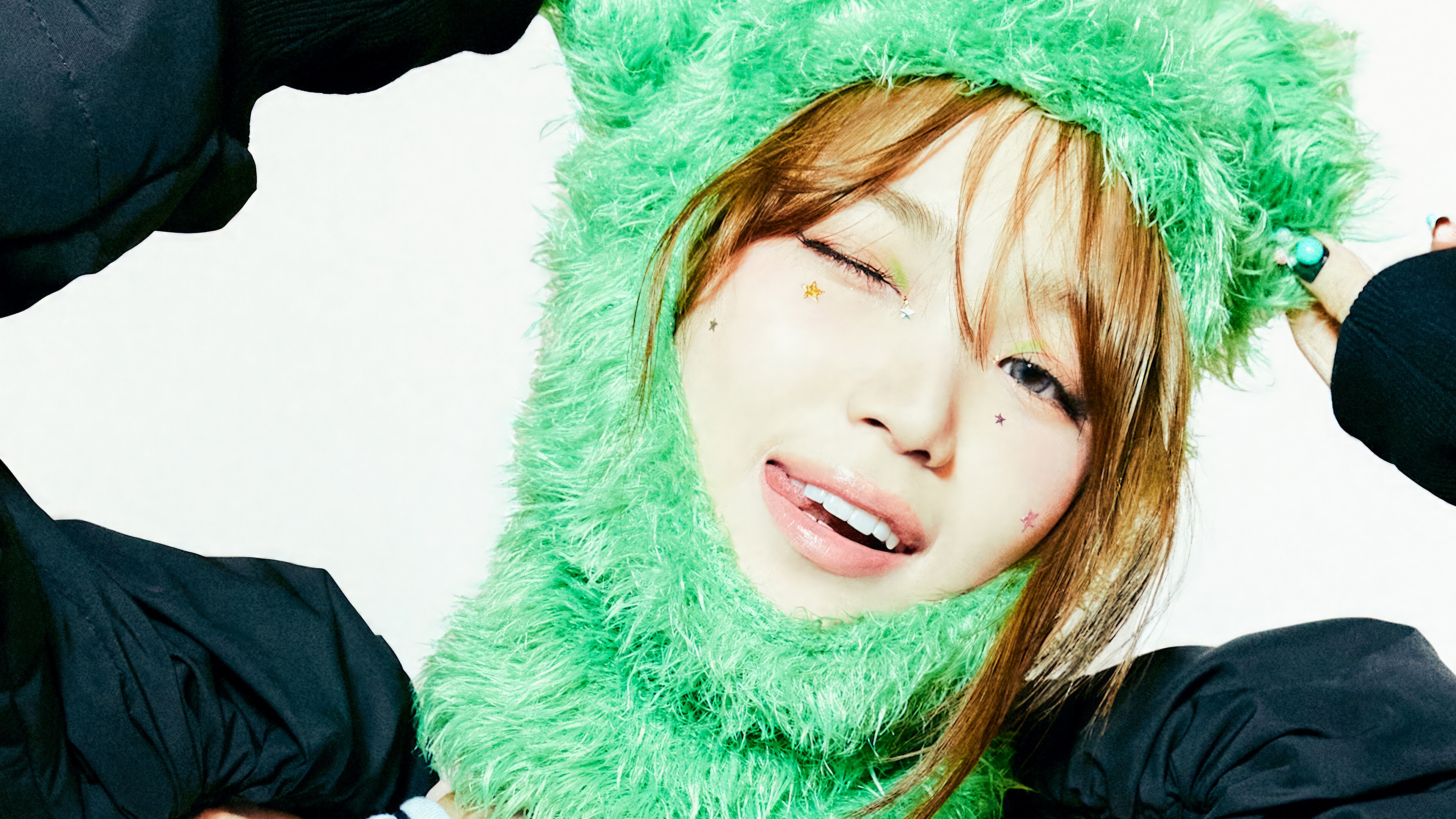 Chaewon from LE SSERAFIM in green fuzzy hat HD Wallpaper