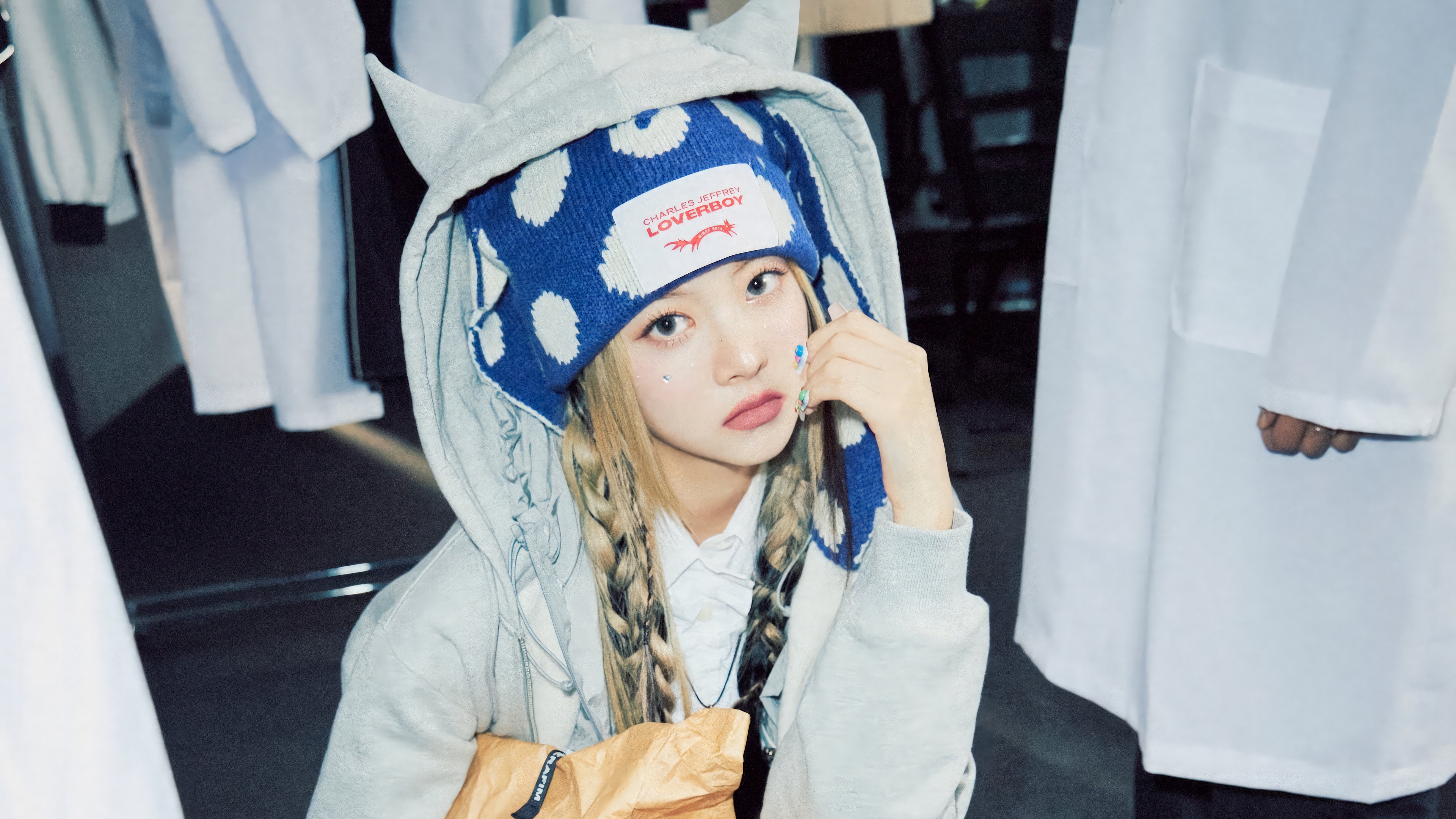LE SSERAFIM Eunchae in a blue and white polka dot hat HD Wallpaper