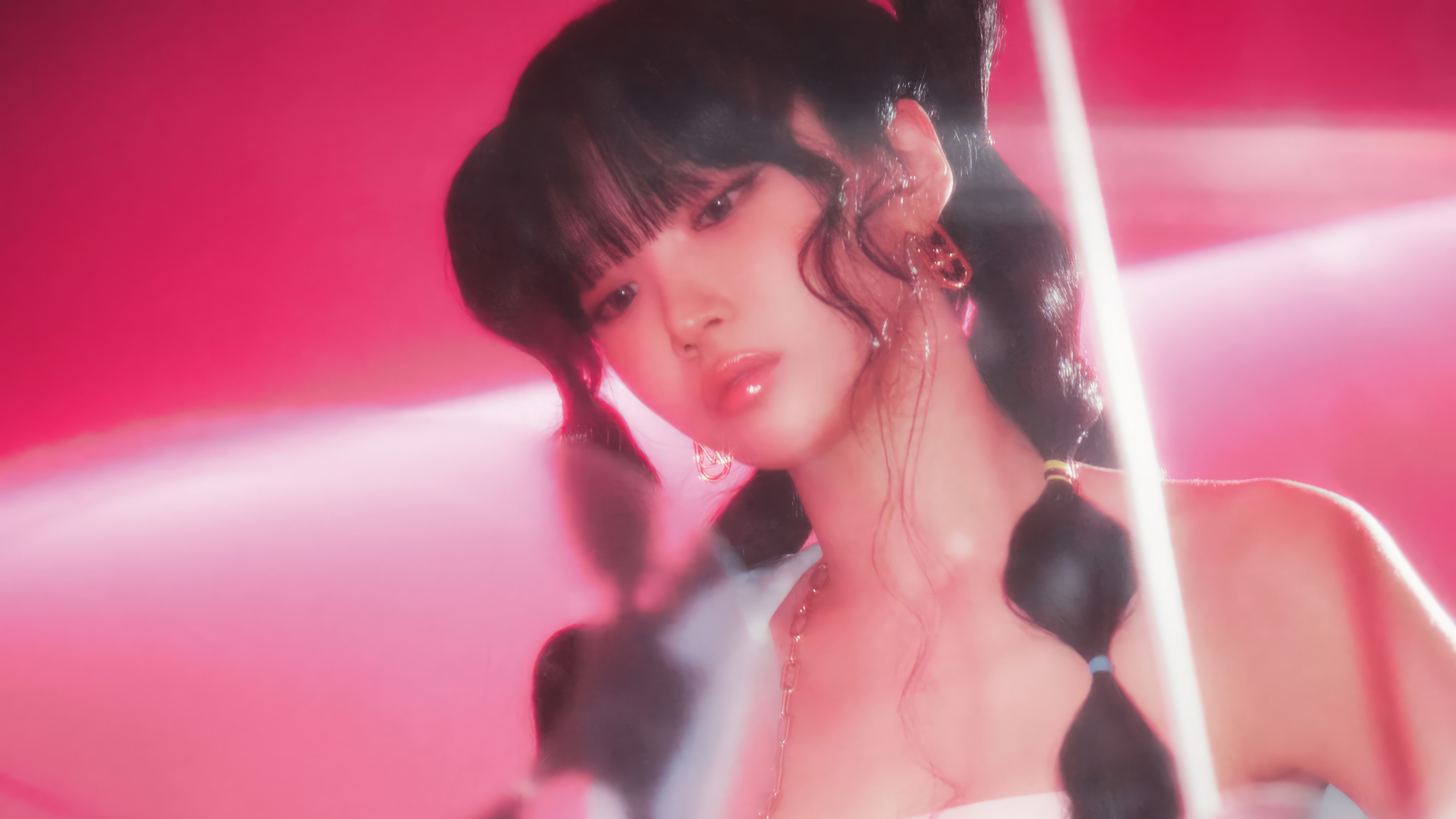 LE SSERAFIM Chaewon in pink lighting 4K HD Wallpaper