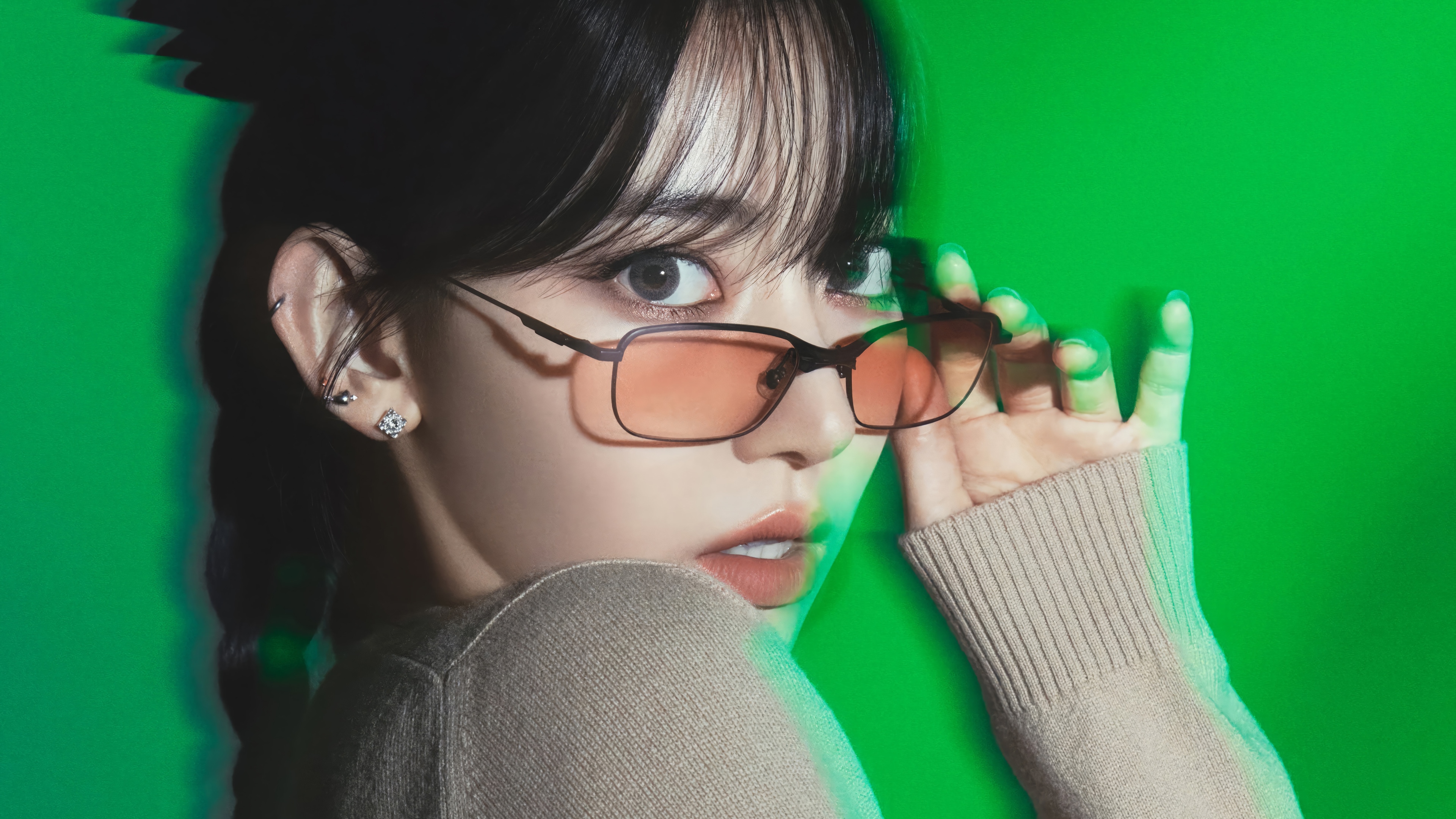 Sakura from LE SSERAFIM wearing sunglasses HD Wallpaper
