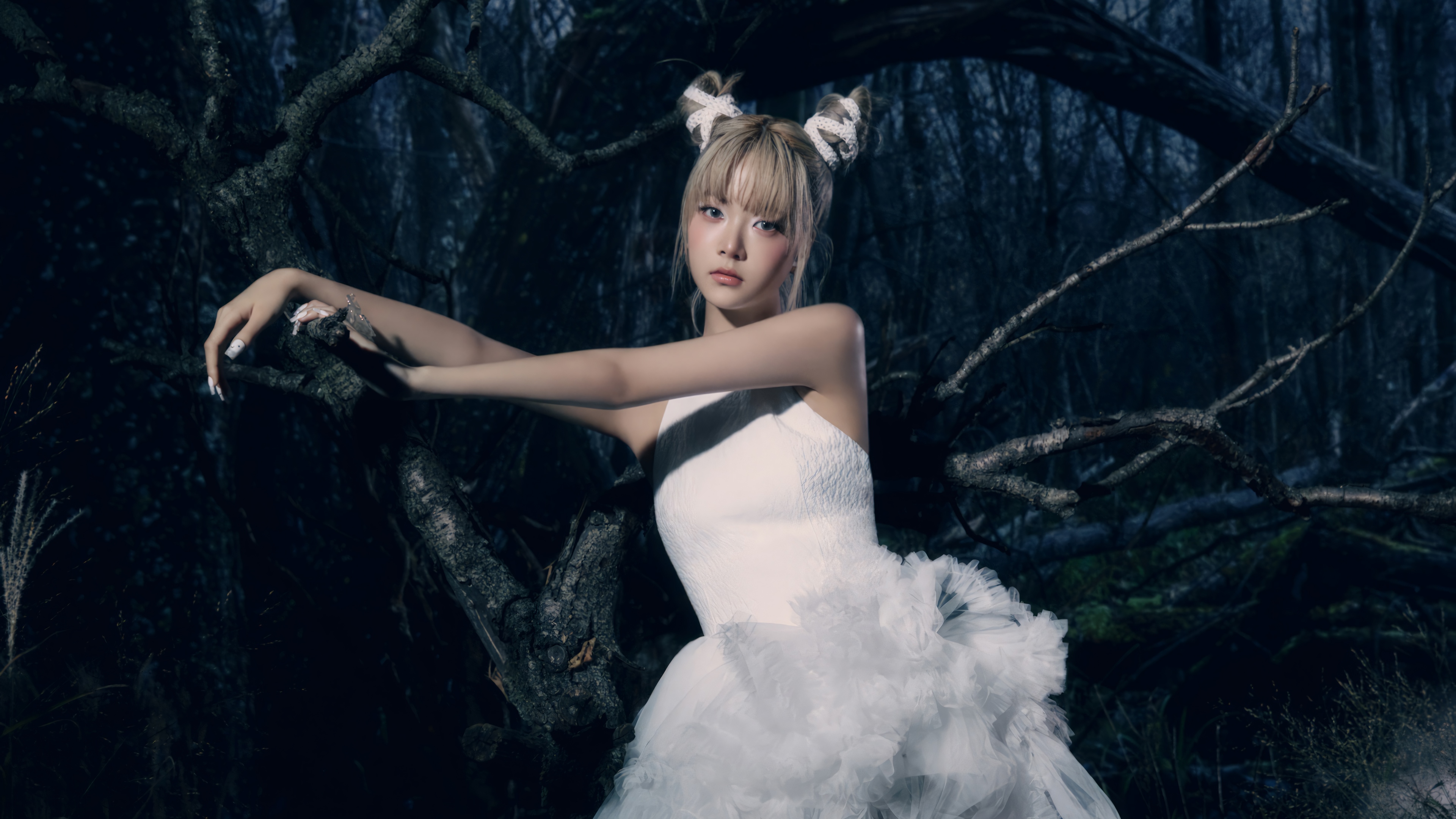 Hong Eunchae of LE SSERAFIM in a white dress HD Wallpaper