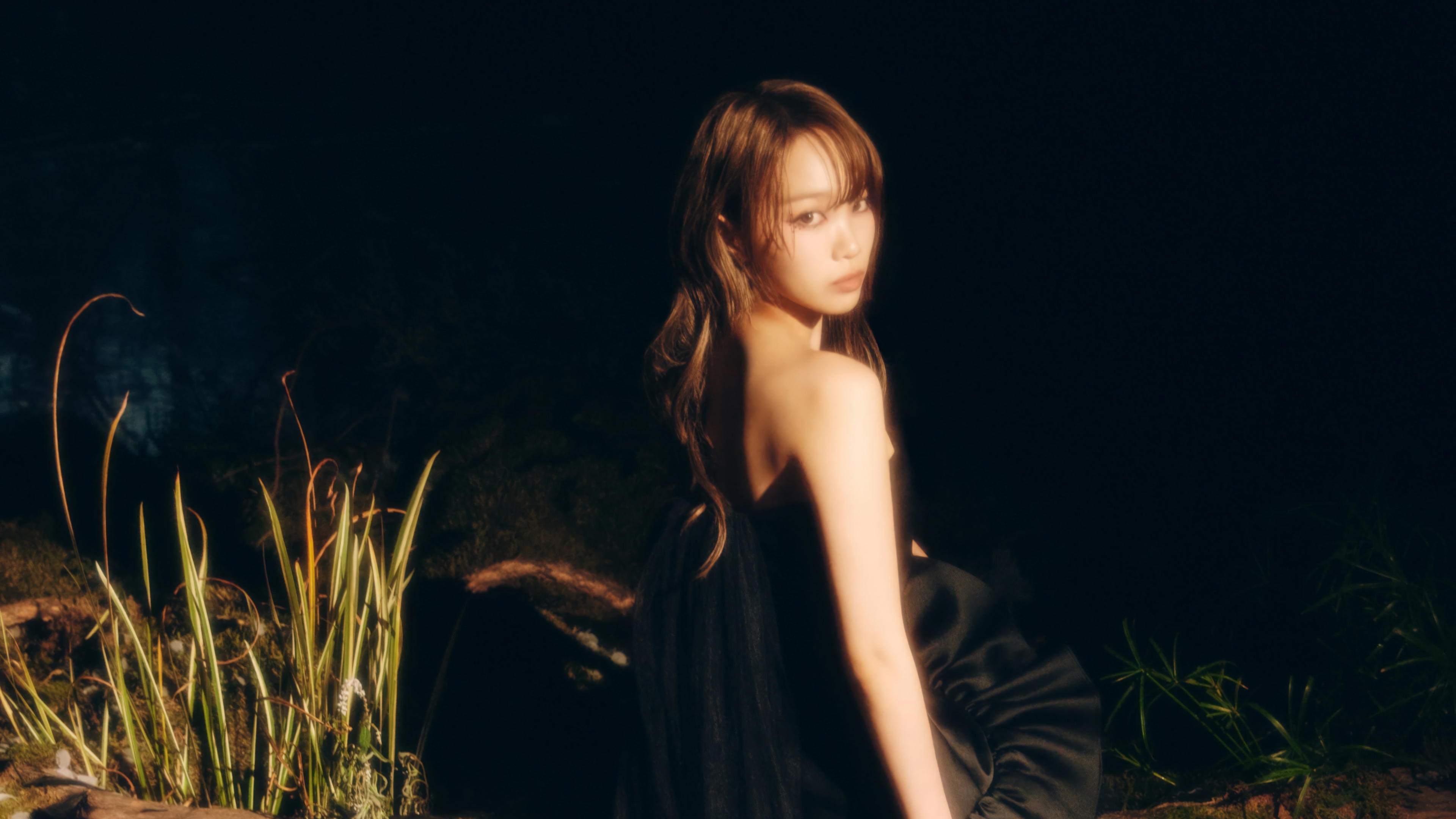 Chaewon of LE SSERAFIM in dark, dramatic lighting HD Wallpaper