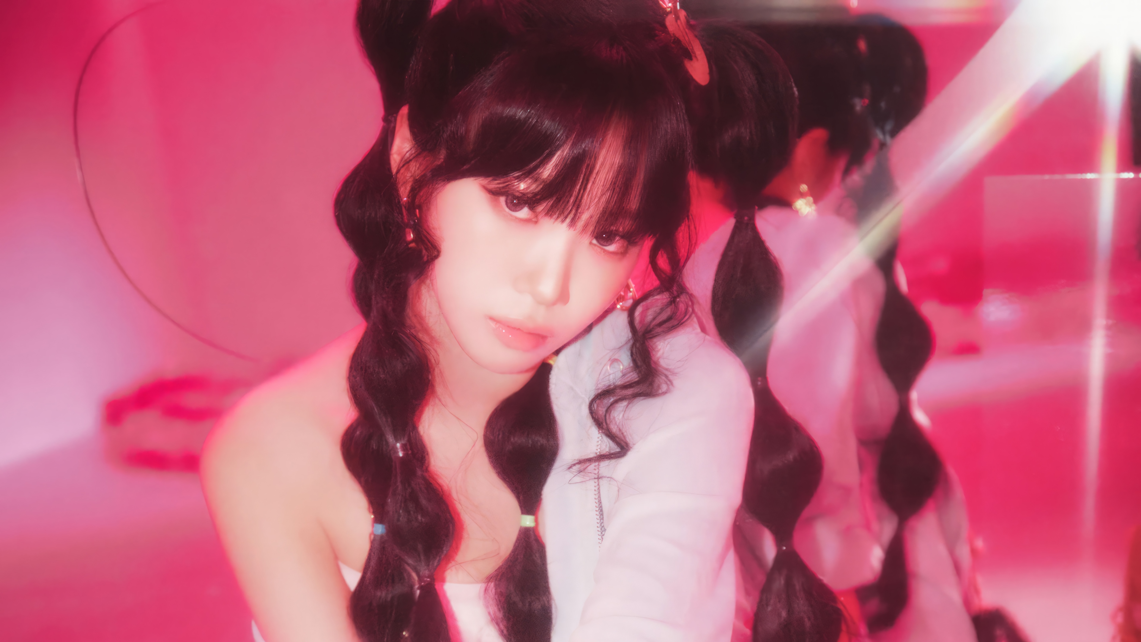 Kim Chaewon of LE SSERAFIM in pink lighting HD Wallpaper