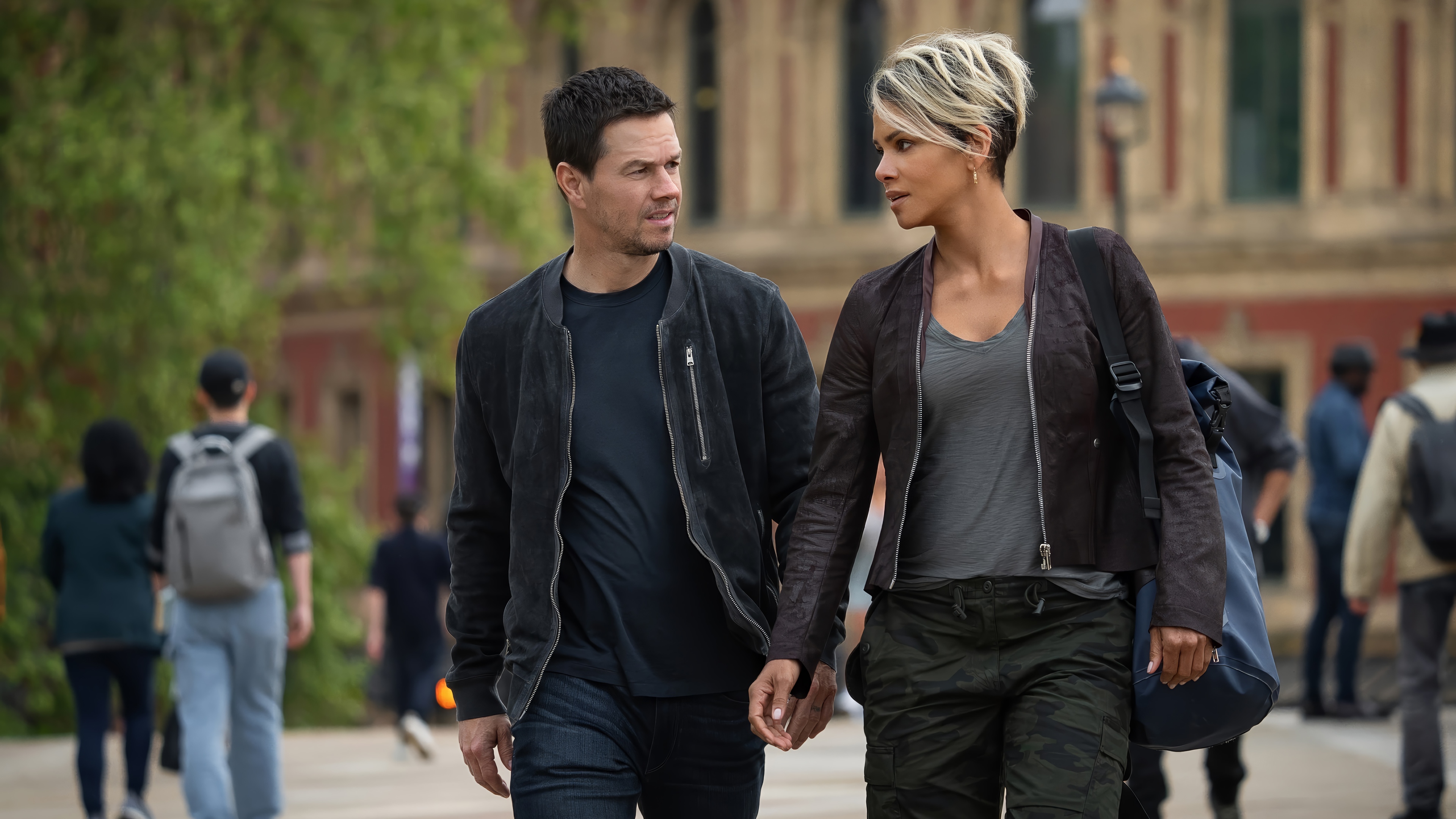 Mark Wahlberg and Halle Berry in The Union 4K HD Wallpaper