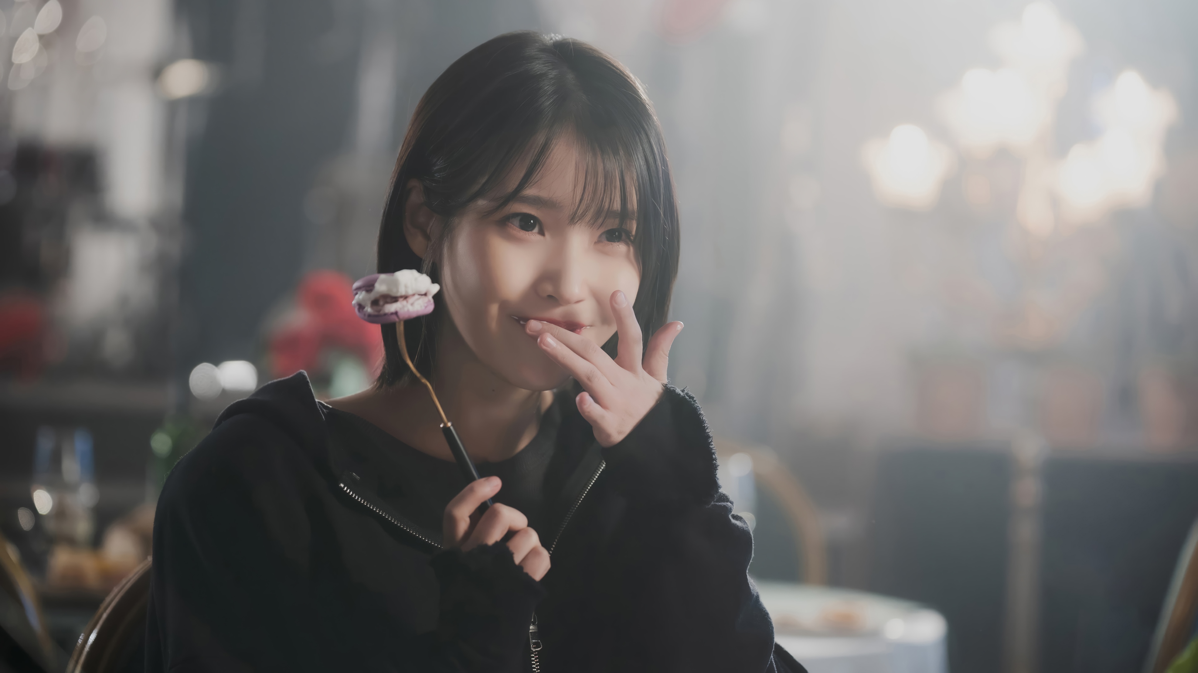 IU eating a macaron with a fork HD Wallpaper