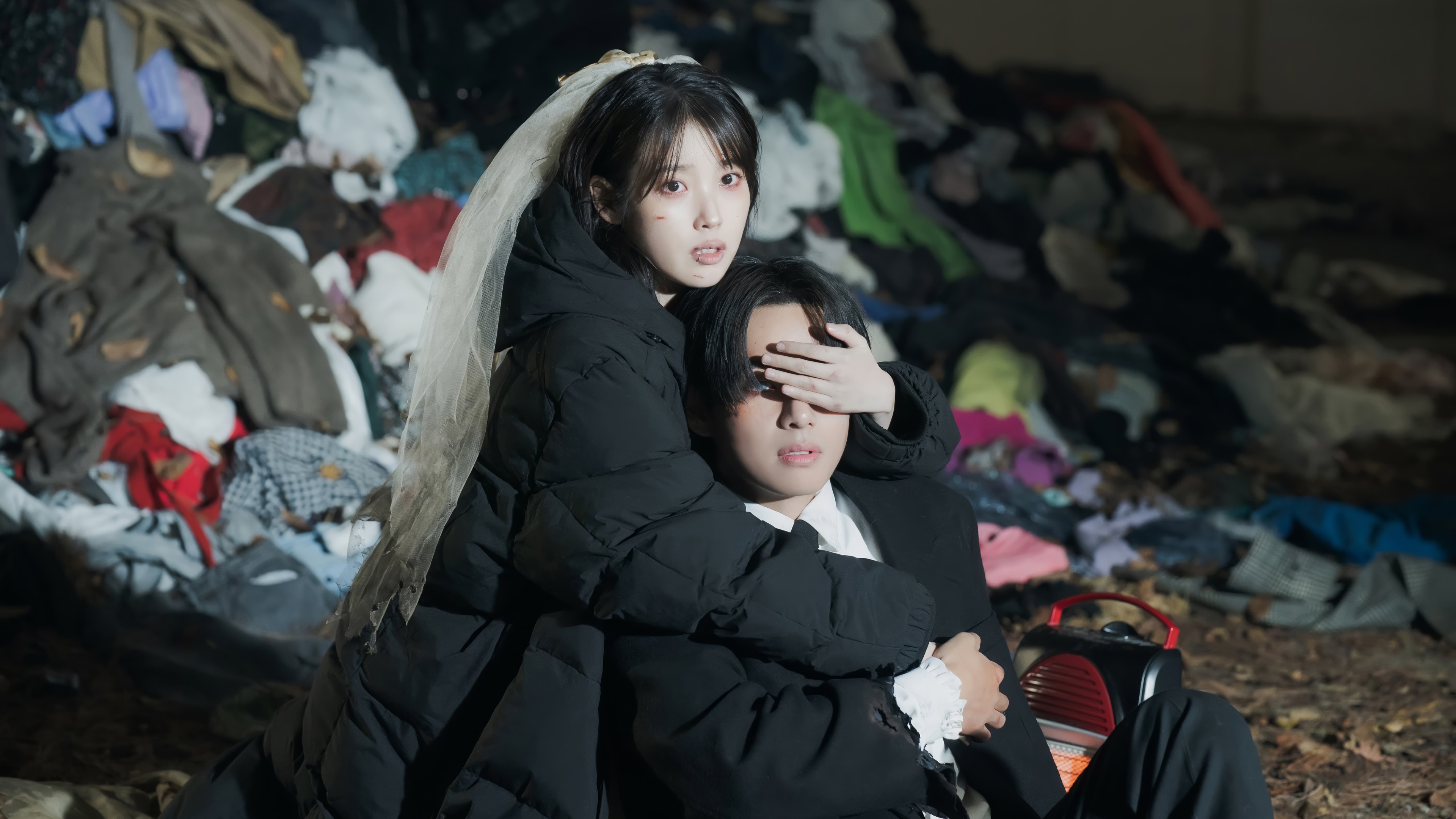 IU and V in a pile of clothes HD Wallpaper