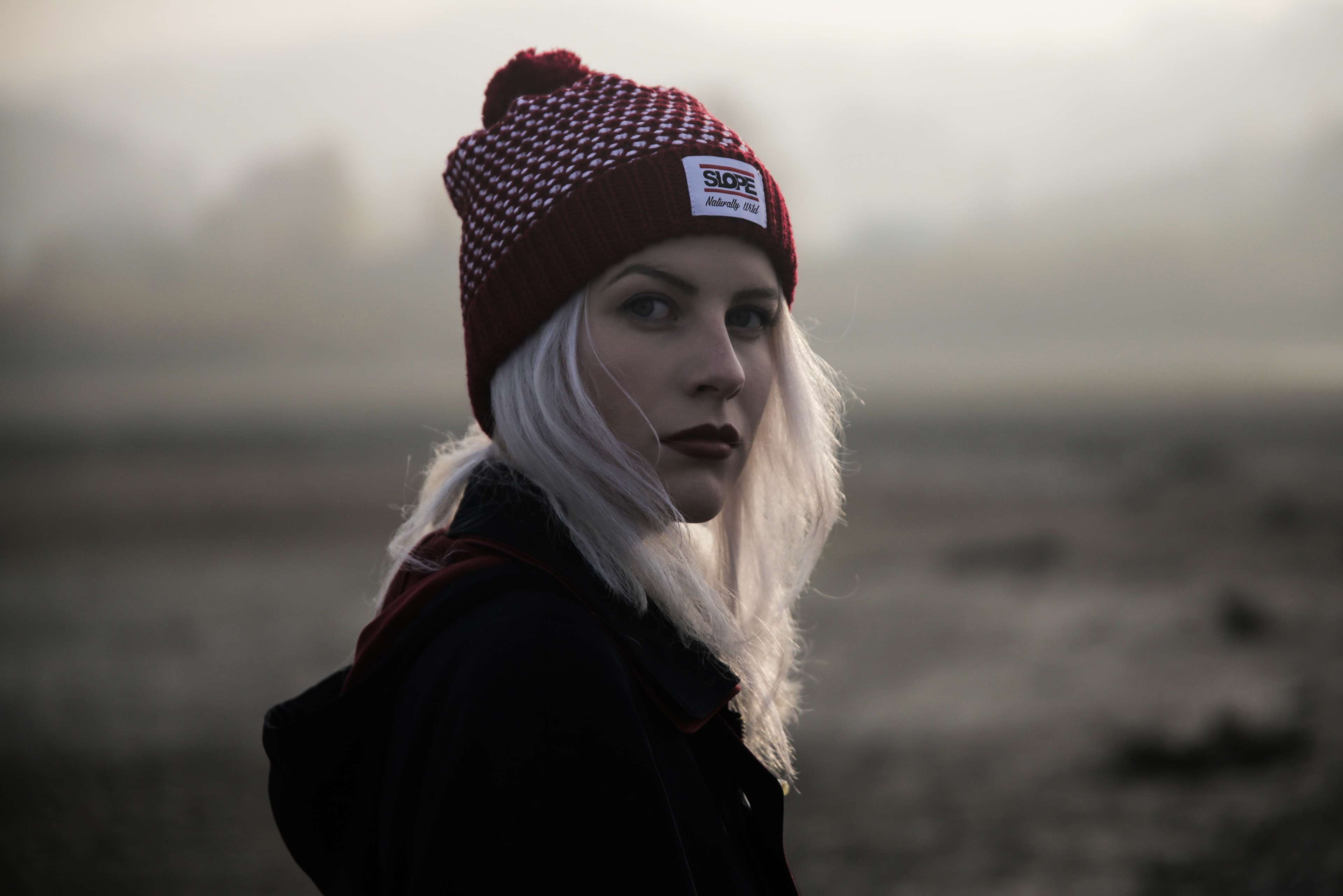 Woman wearing a beanie in foggy outdoors HD Wallpaper