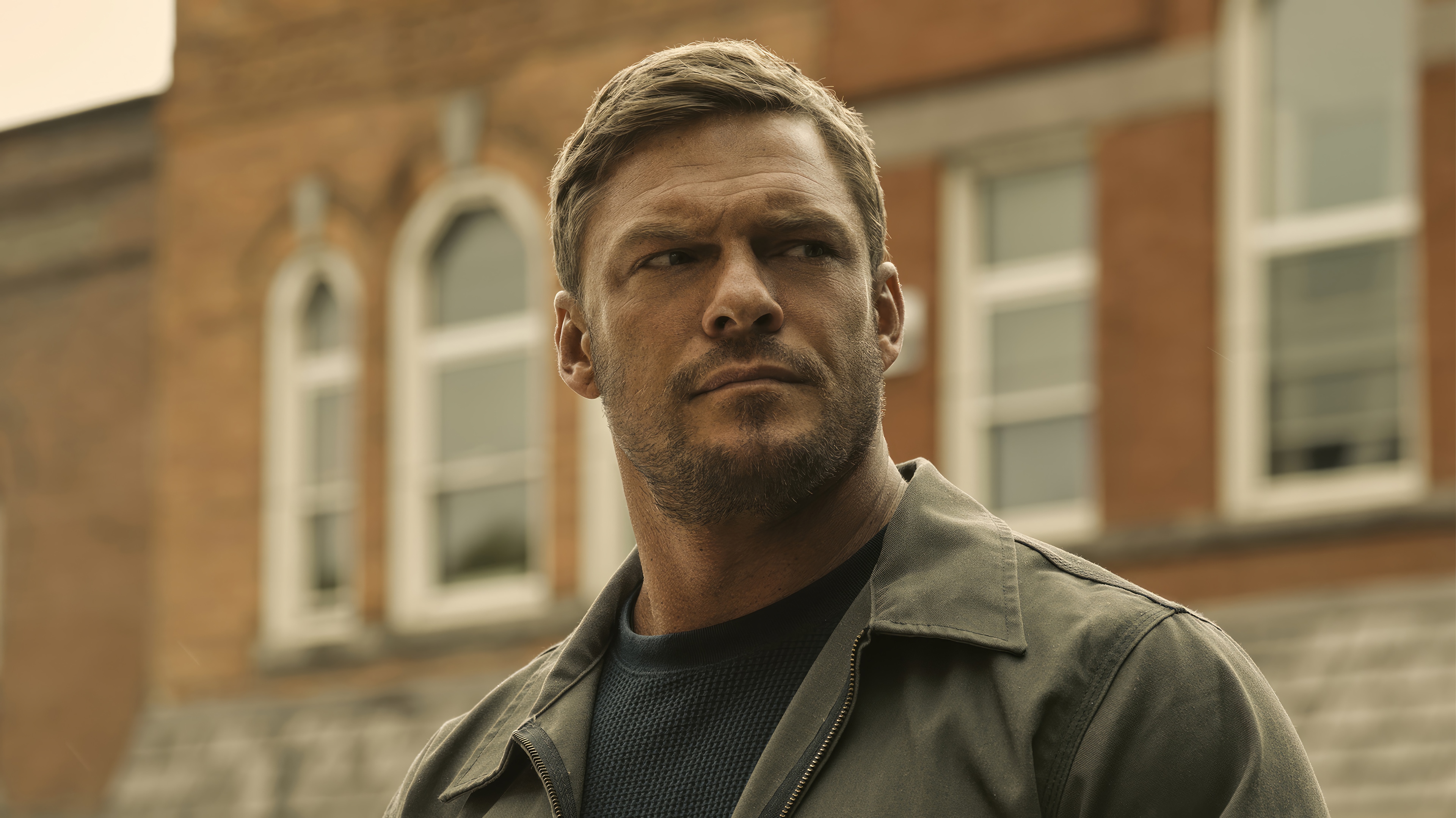 Alan Ritchson as Reacher in 4K HD Wallpaper