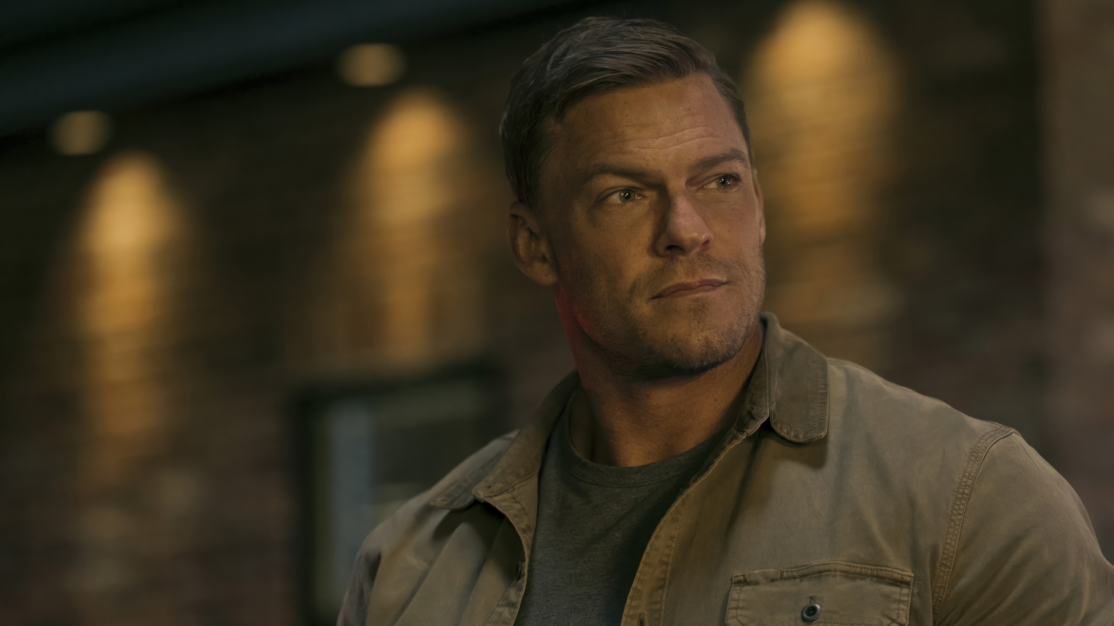 Alan Ritchson as Reacher in 4K HD Wallpaper