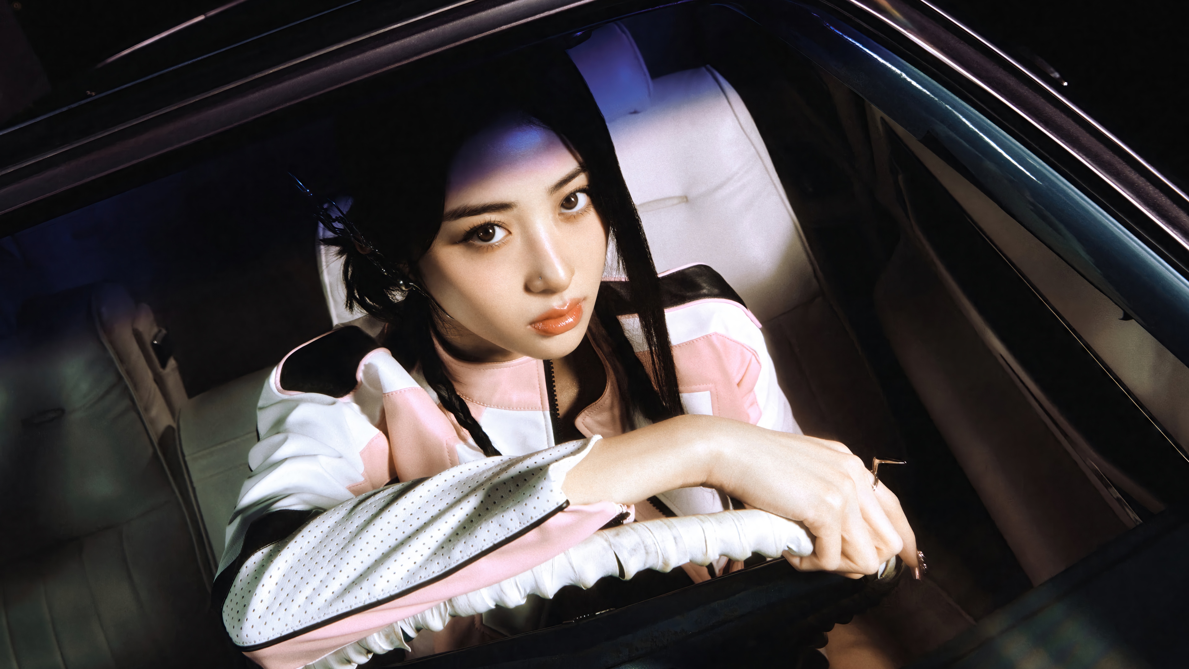 Huh Yun-jin in a car, 4K HD Wallpaper