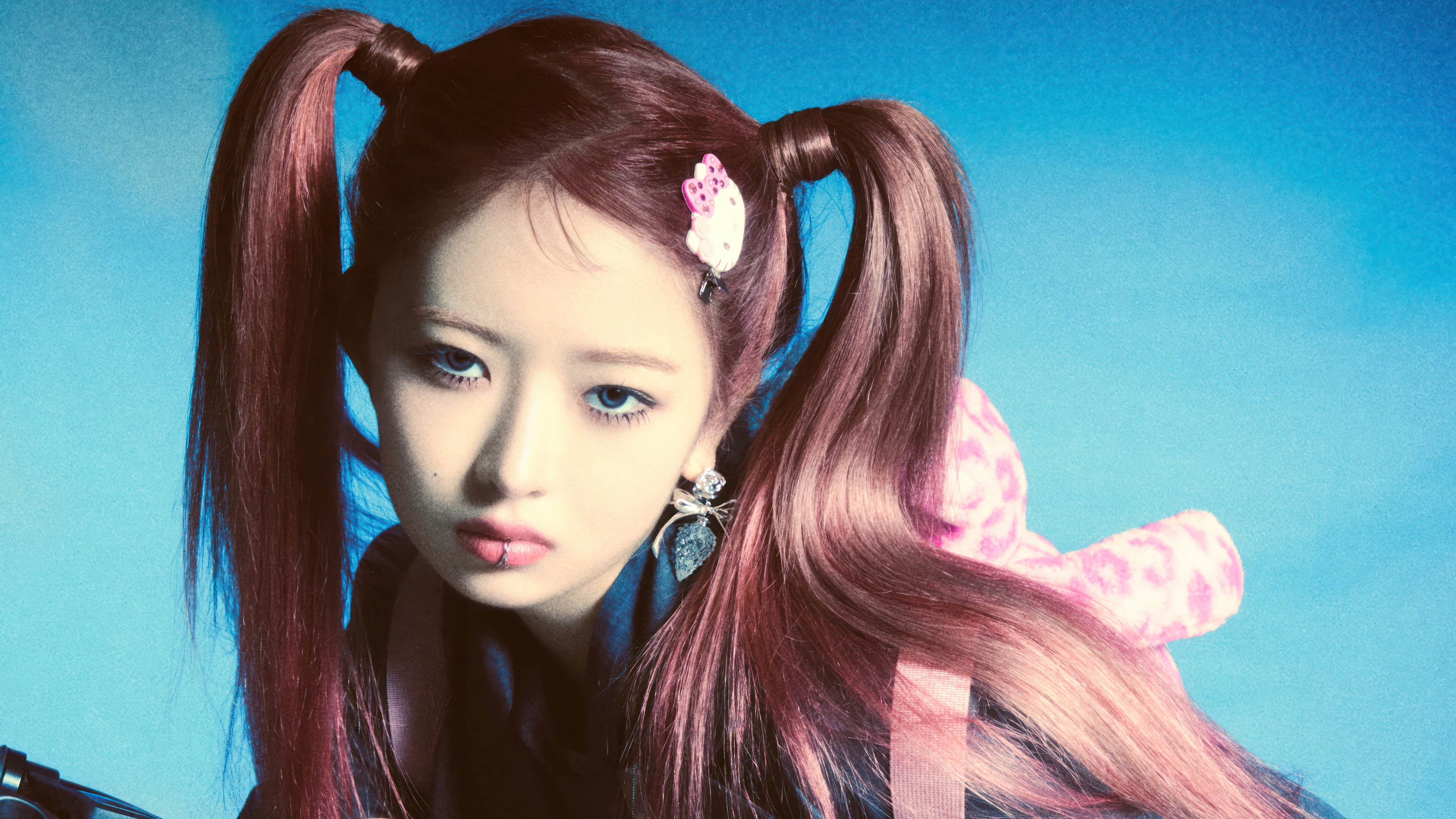 Rei from IVE with pink pigtails and Hello Kitty hair clip HD Wallpaper