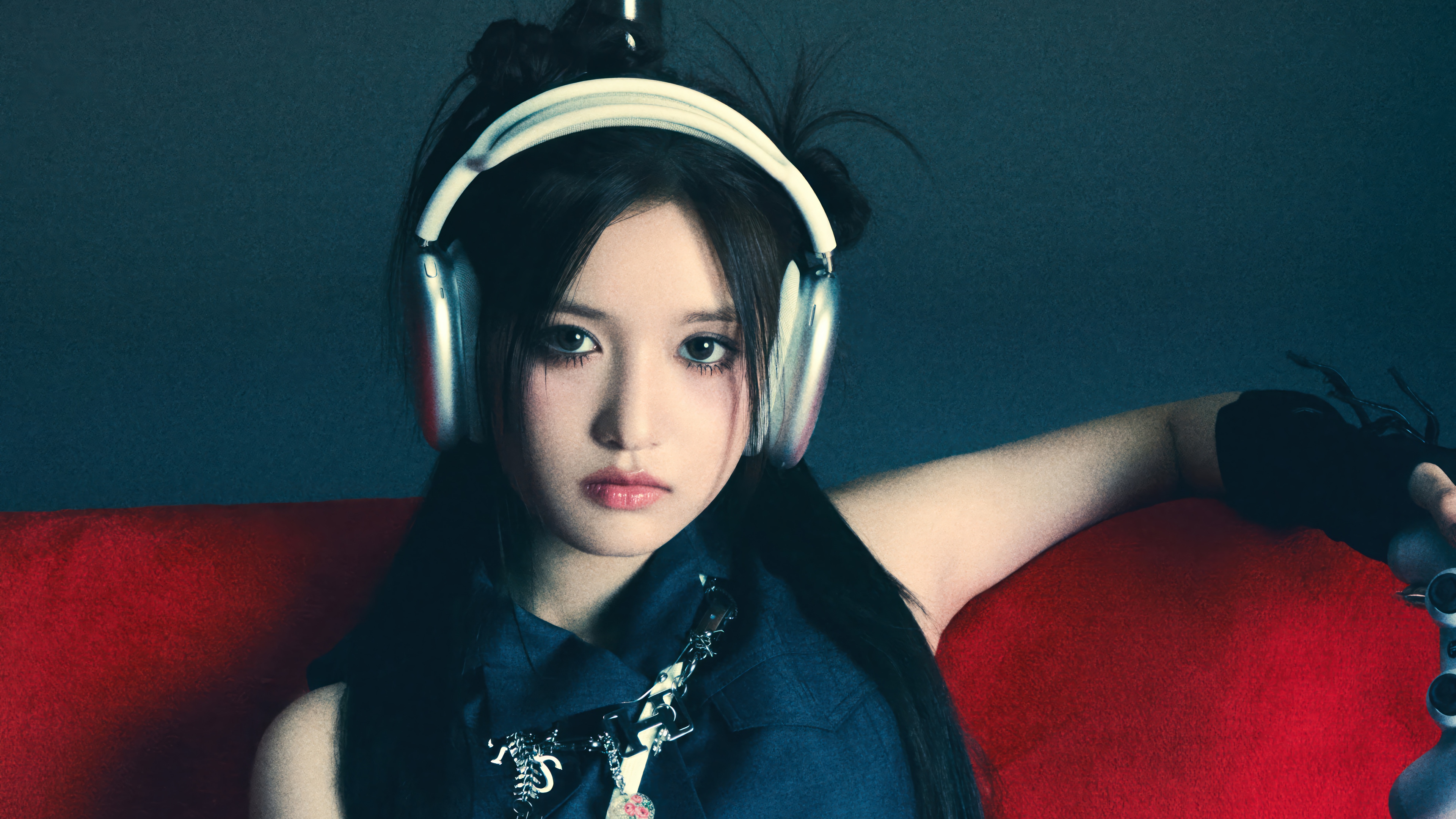 Leeseo from IVE wearing headphones HD Wallpaper