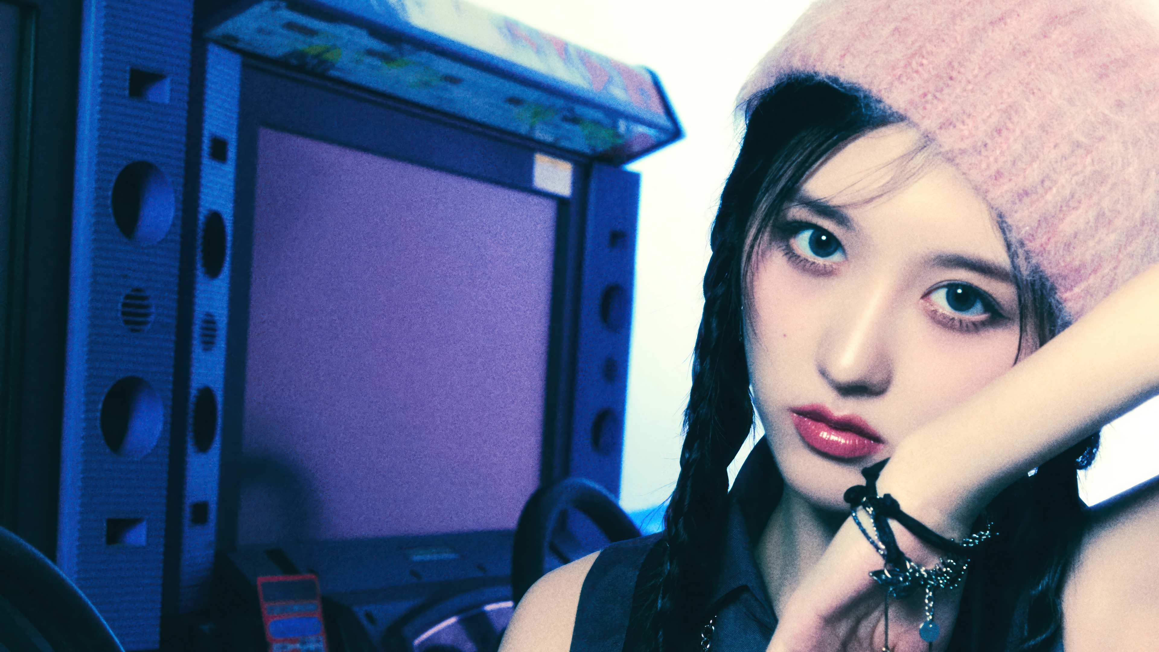 Gaeul from IVE wearing a pink beanie HD Wallpaper