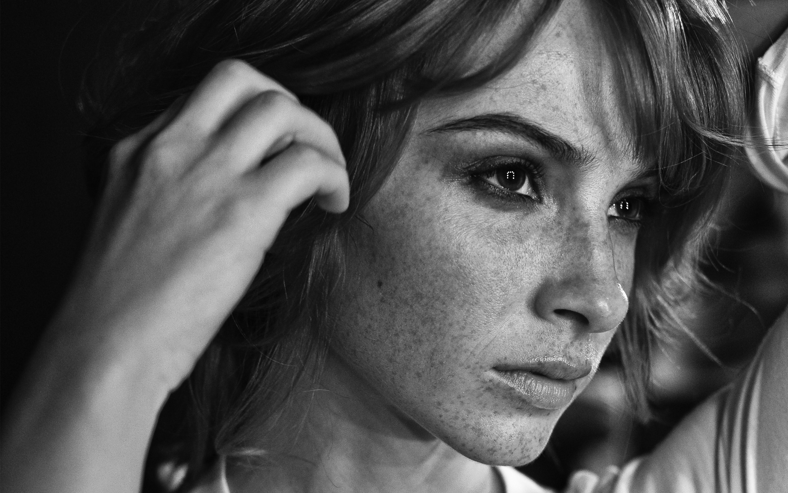Black and white portrait of a girl with freckles HD Wallpaper