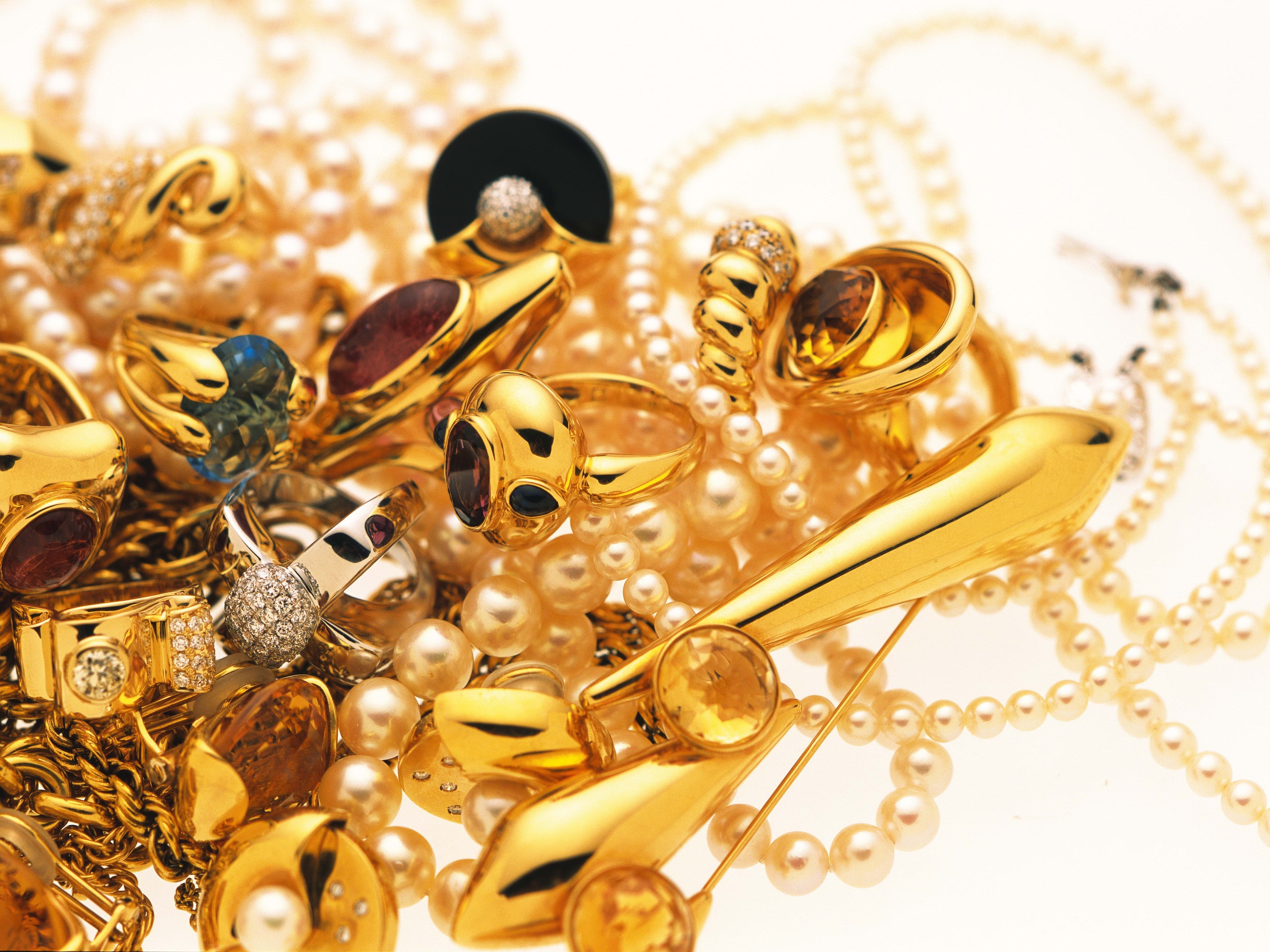Heap of gold jewelry with pearls and gemstones HD Wallpaper