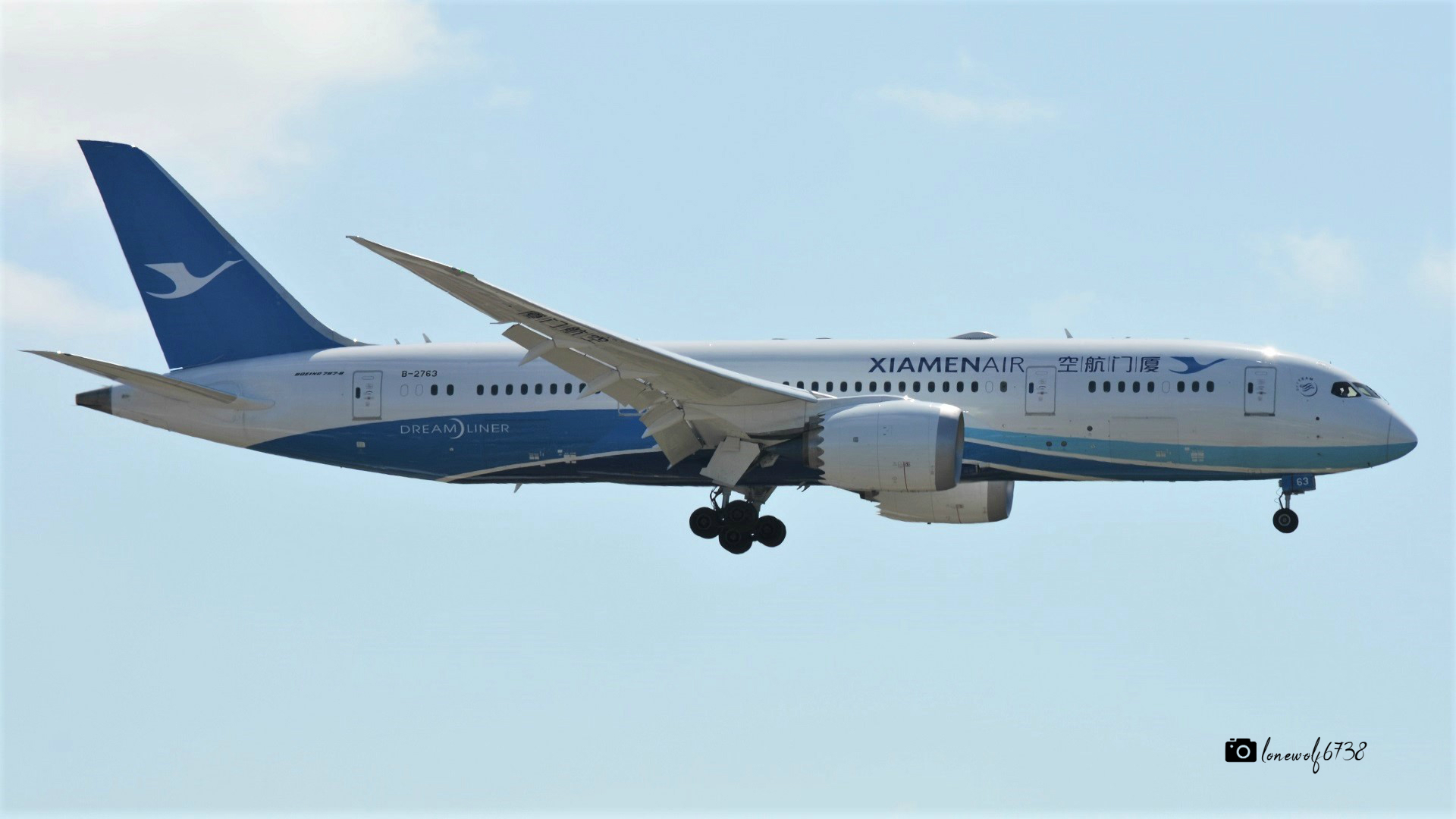 Xiamen Air Boeing 787 Dreamliner landing HD Wallpaper