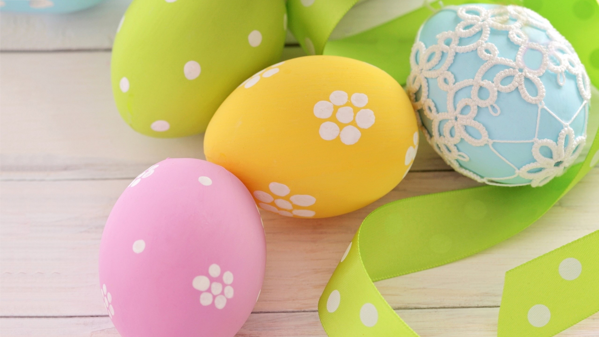 Easter eggs with ribbon on wooden background HD Wallpaper