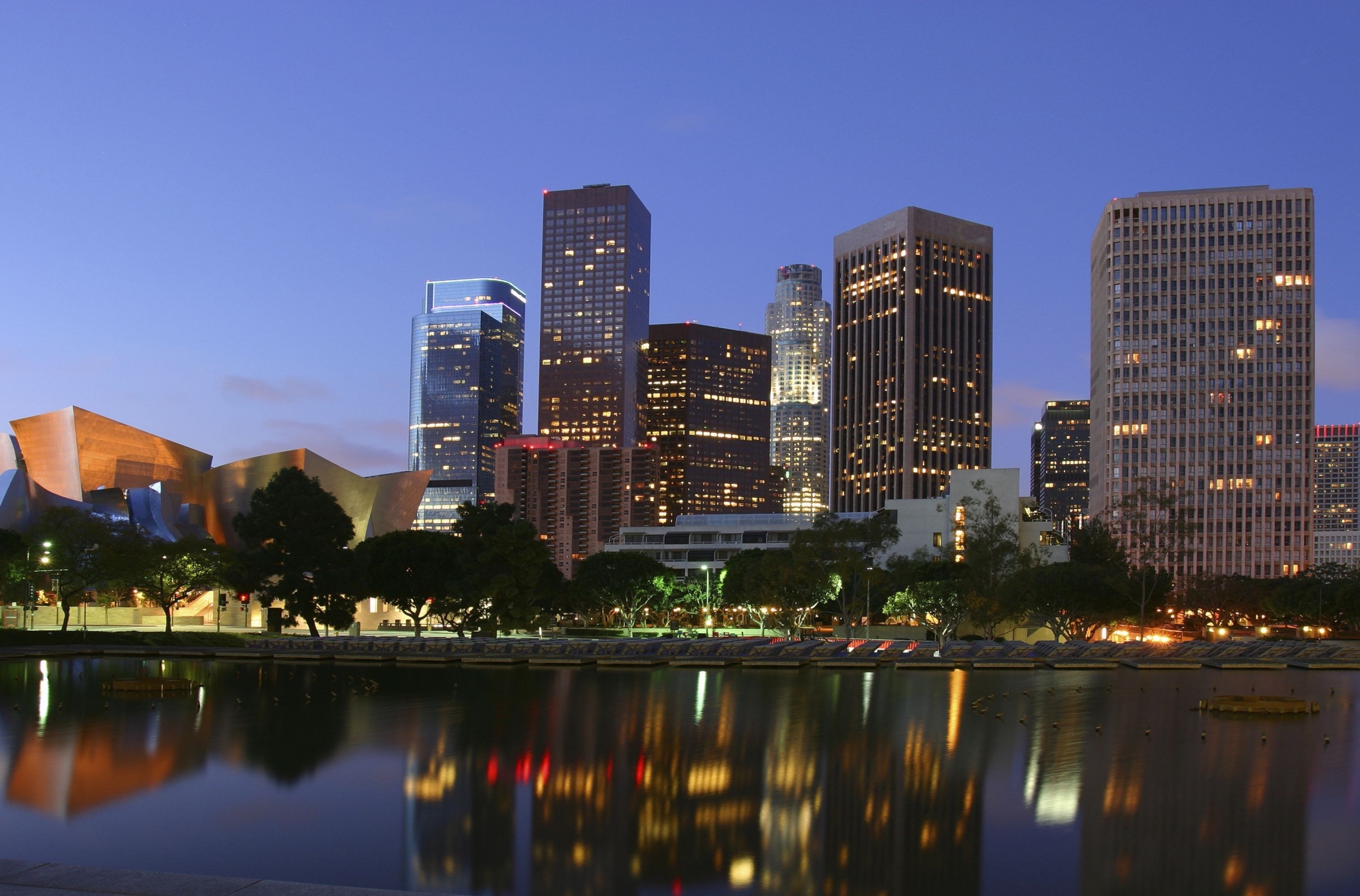 Los Angeles skyline at dusk with Walt Disney Concert Hall HD Wallpaper