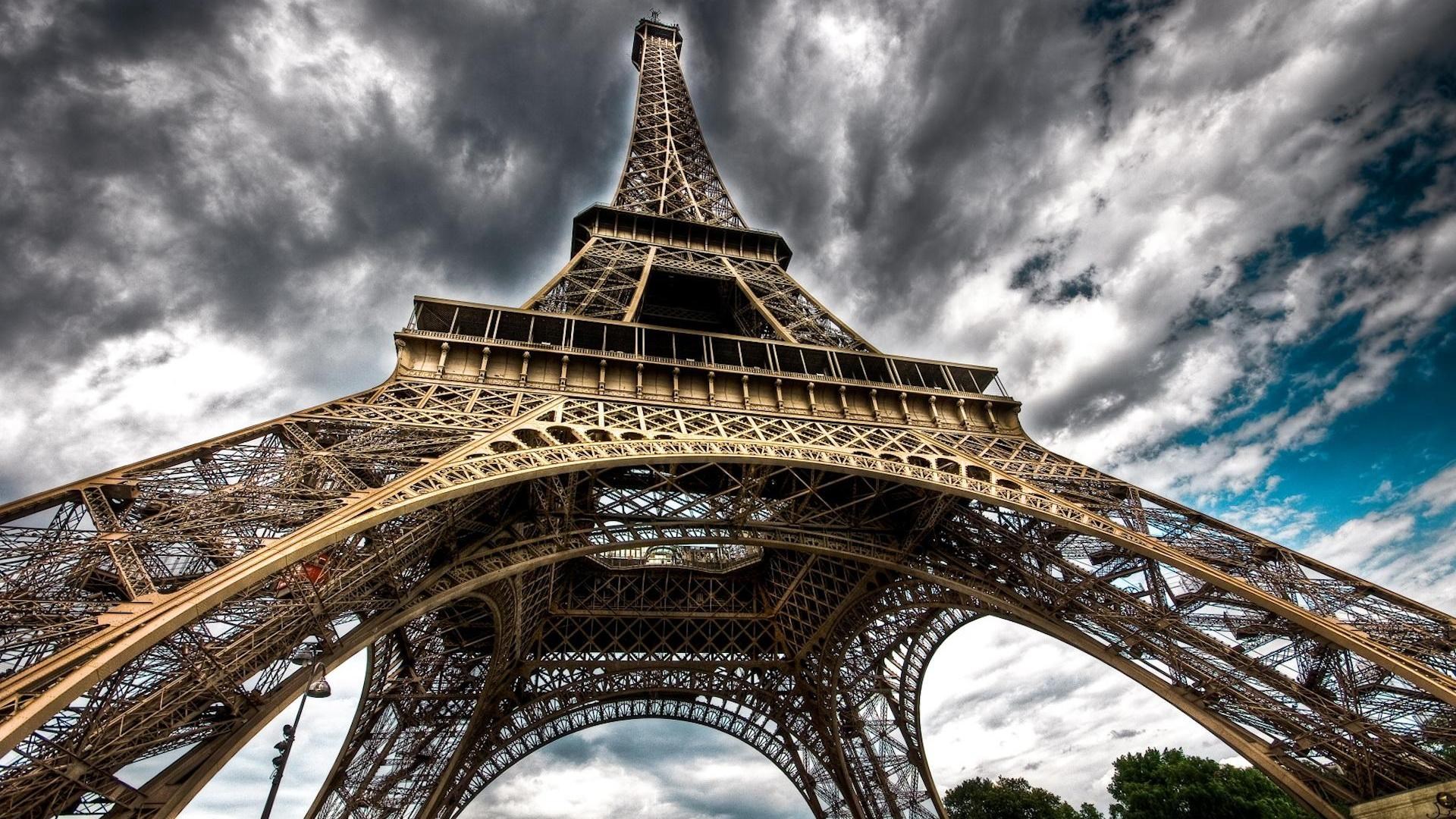 Eiffel Tower against a dramatic sky HD Wallpaper