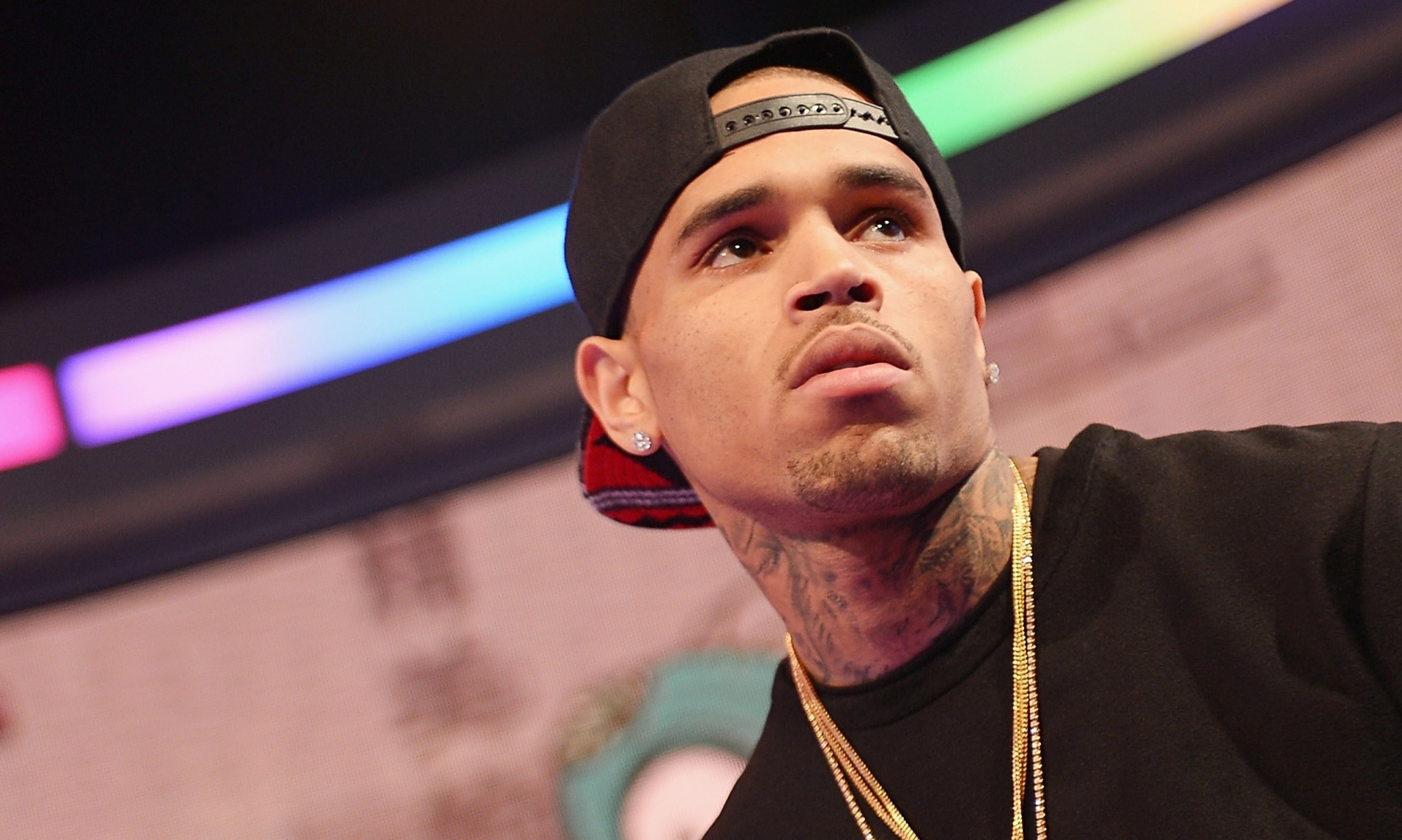 Chris Brown wearing a black baseball cap HD Wallpaper