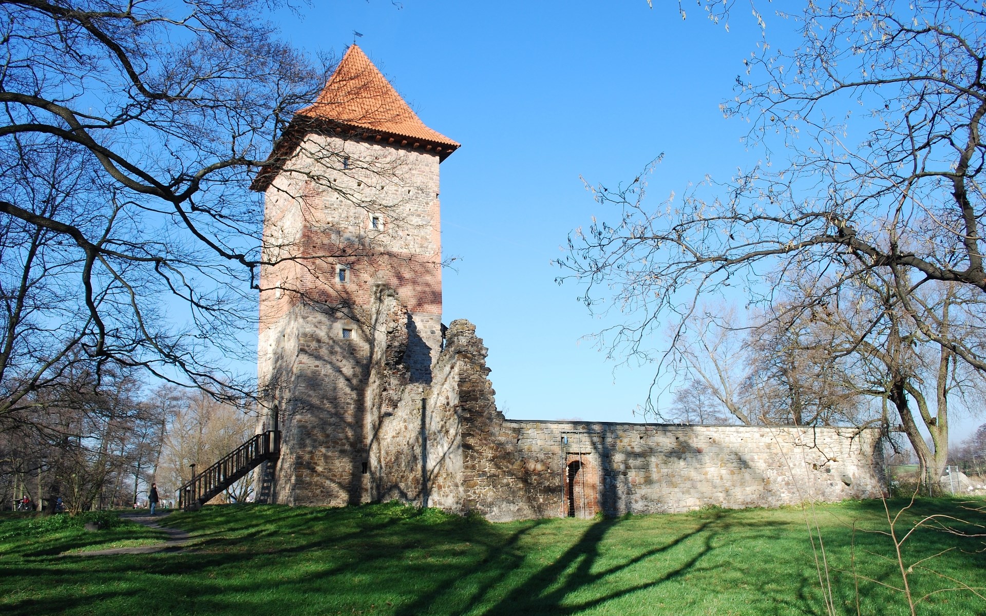 Chudw Castle tower and ruins HD Wallpaper
