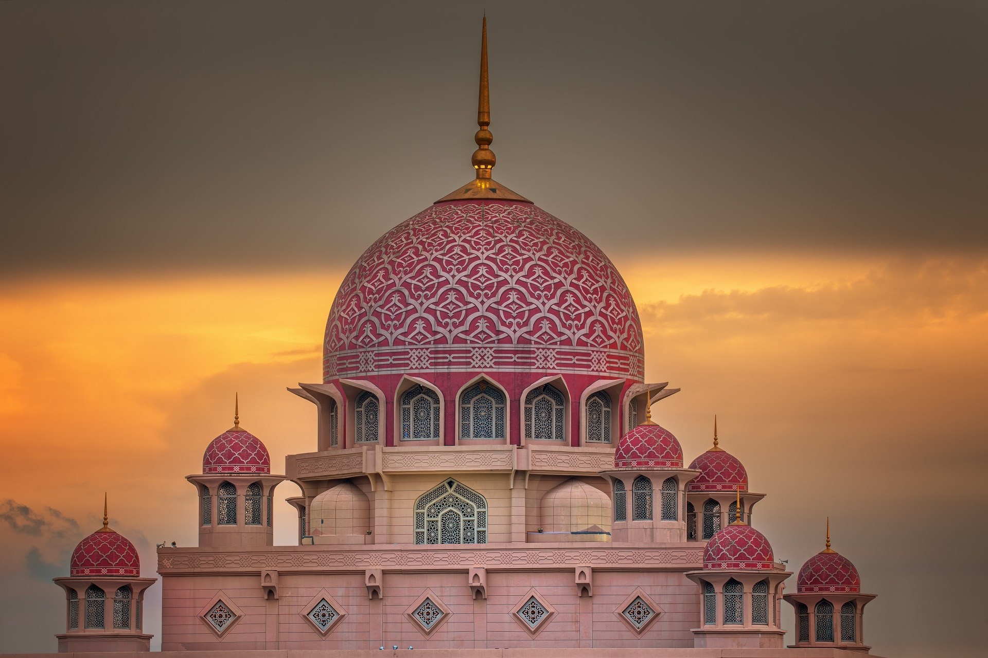 Putrajaya Mosque domes and minarets at sunset HD Wallpaper