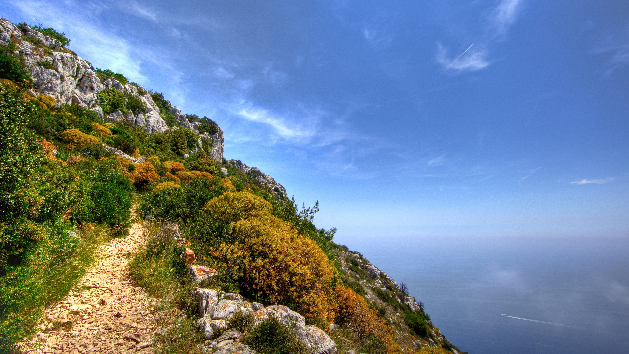 Mountain path overlooking the sea HD Wallpaper