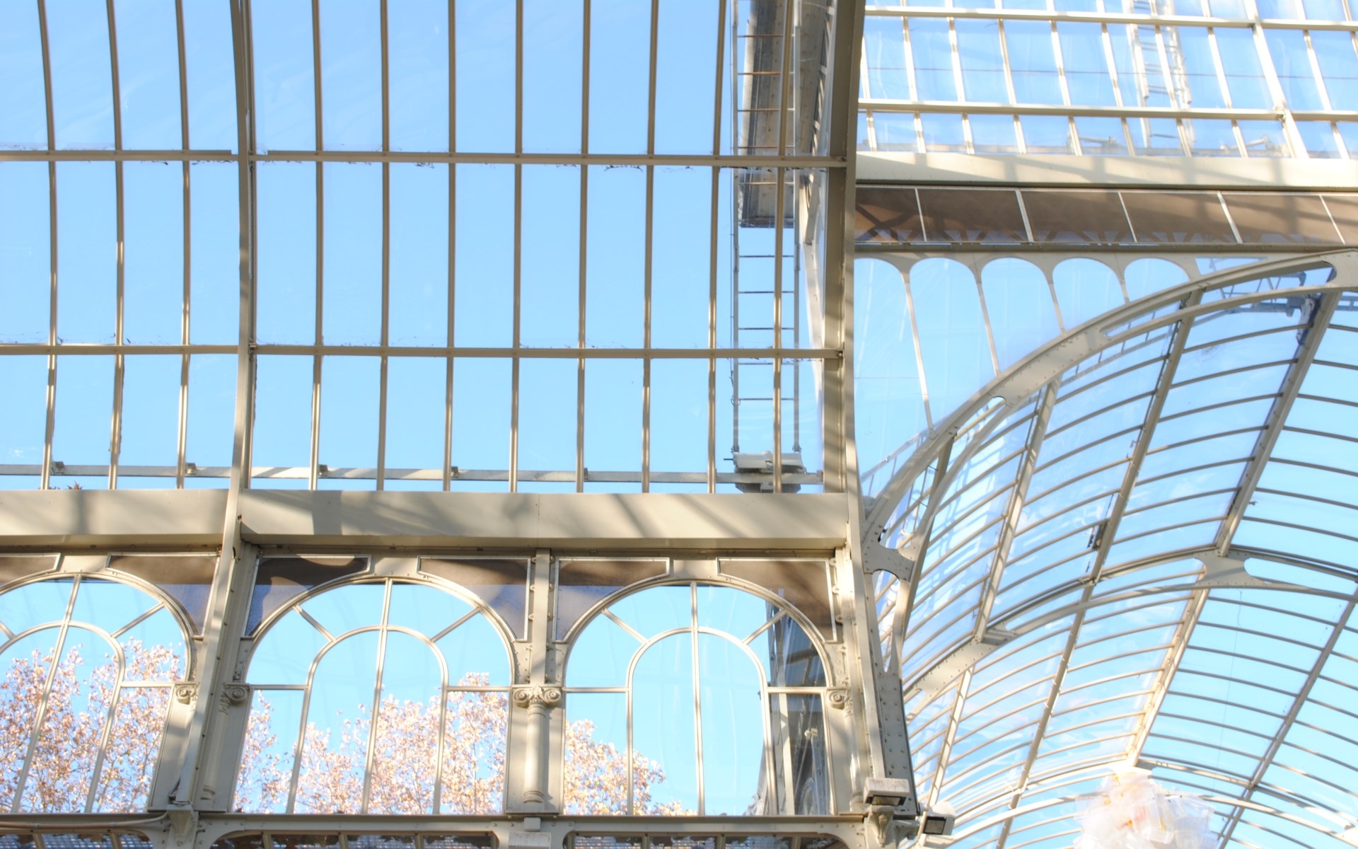 Palacio de Cristal greenhouse structure with sky HD Wallpaper