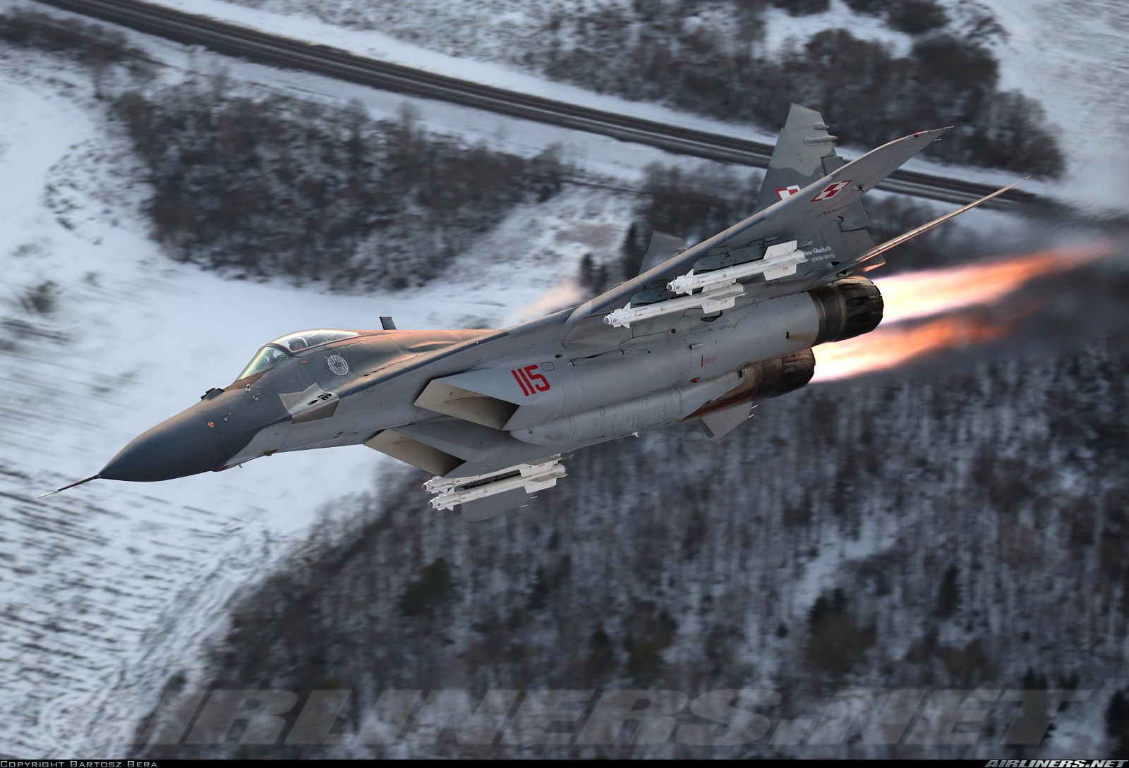 Mikoyan MiG-29 fighter jet in flight HD Wallpaper