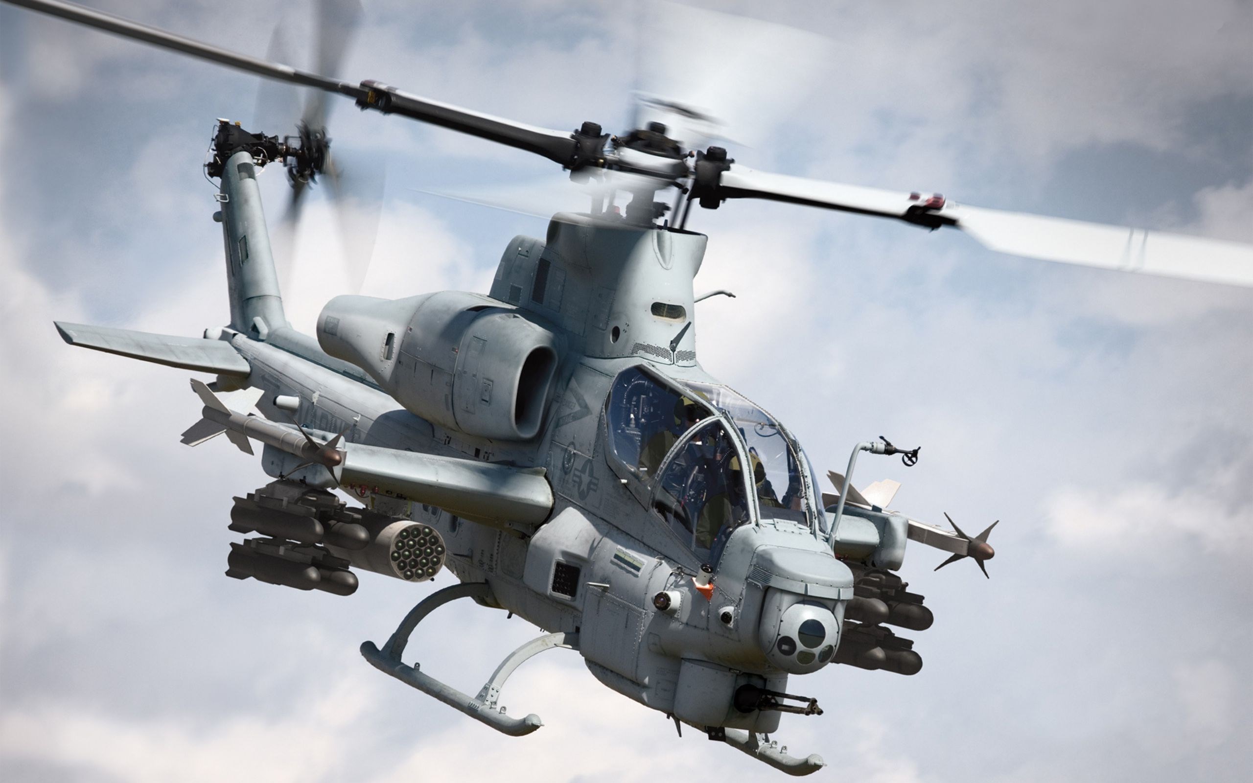Bell AH-1Z Viper helicopter in flight HD Wallpaper