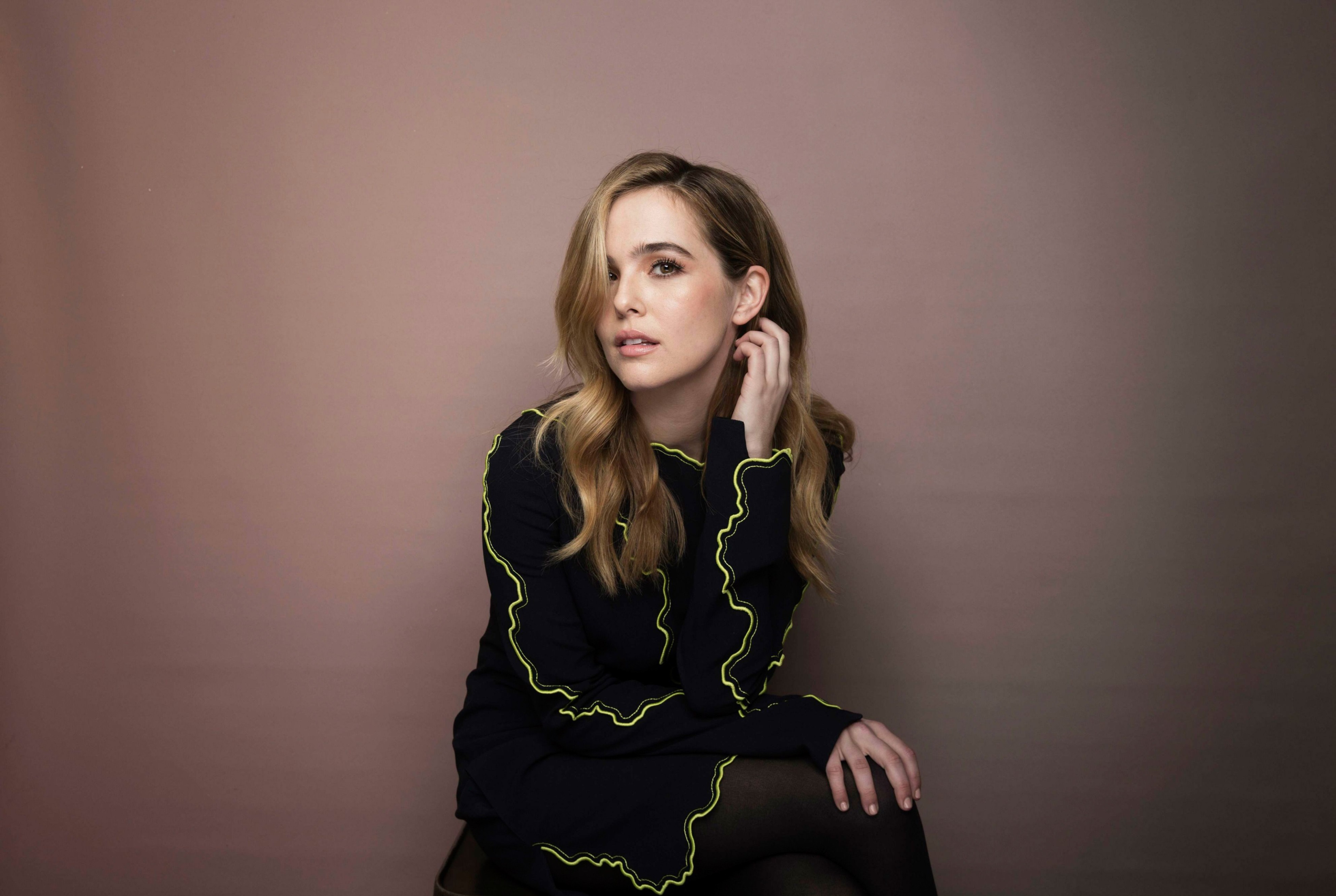 Zoey Deutch 4K HD Wallpaper