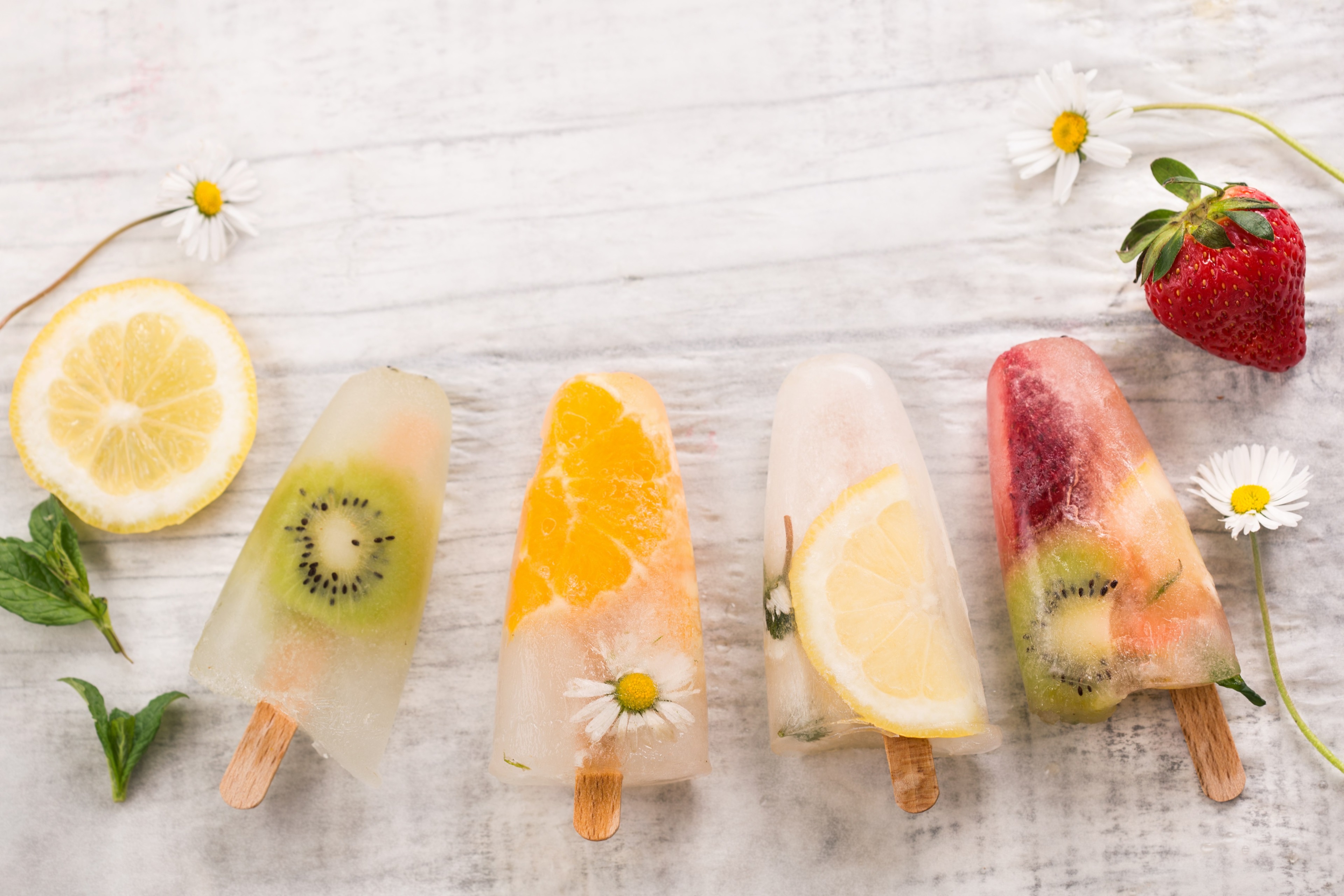 Fruit popsicles with flowers and strawberry HD Wallpaper