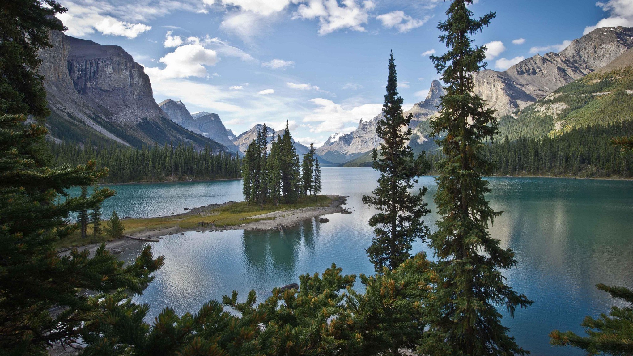 Maligne Lake with Spirit Island and mountains HD Wallpaper