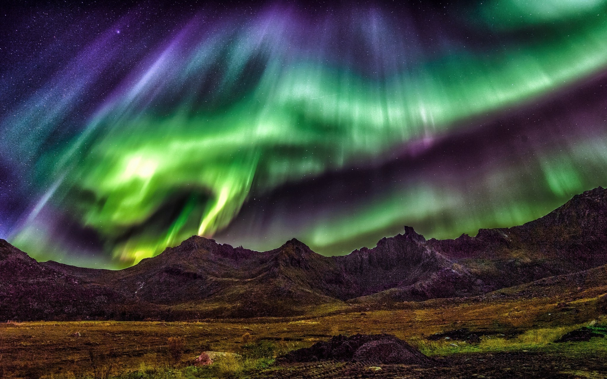 Aurora Borealis over mountains and tundra HD Wallpaper