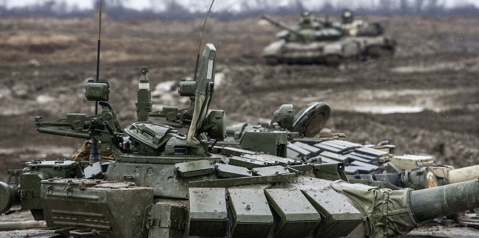 Russian Army T-72 tanks in mud HD Wallpaper
