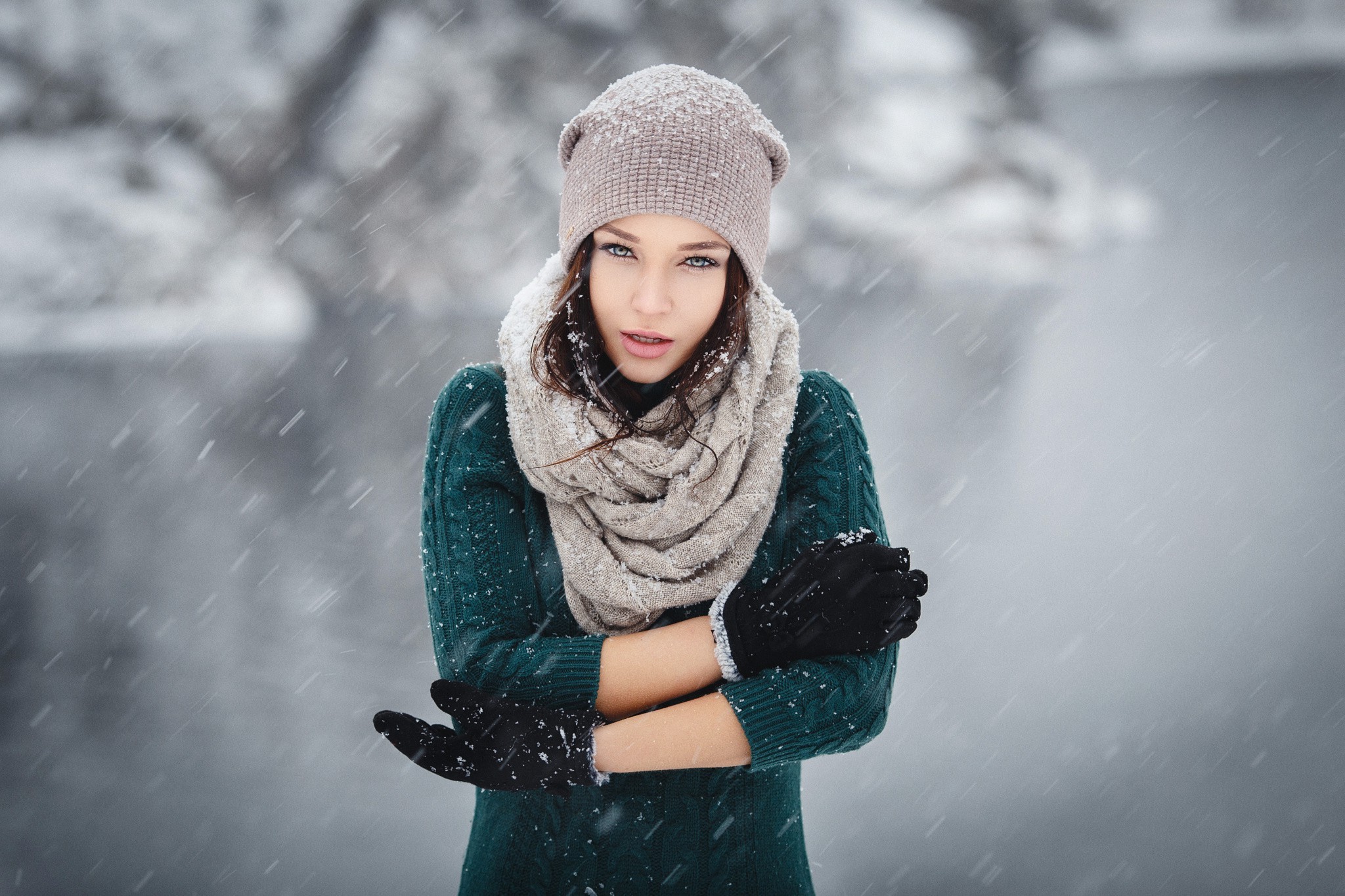 Woman in winter clothing in snow HD Wallpaper