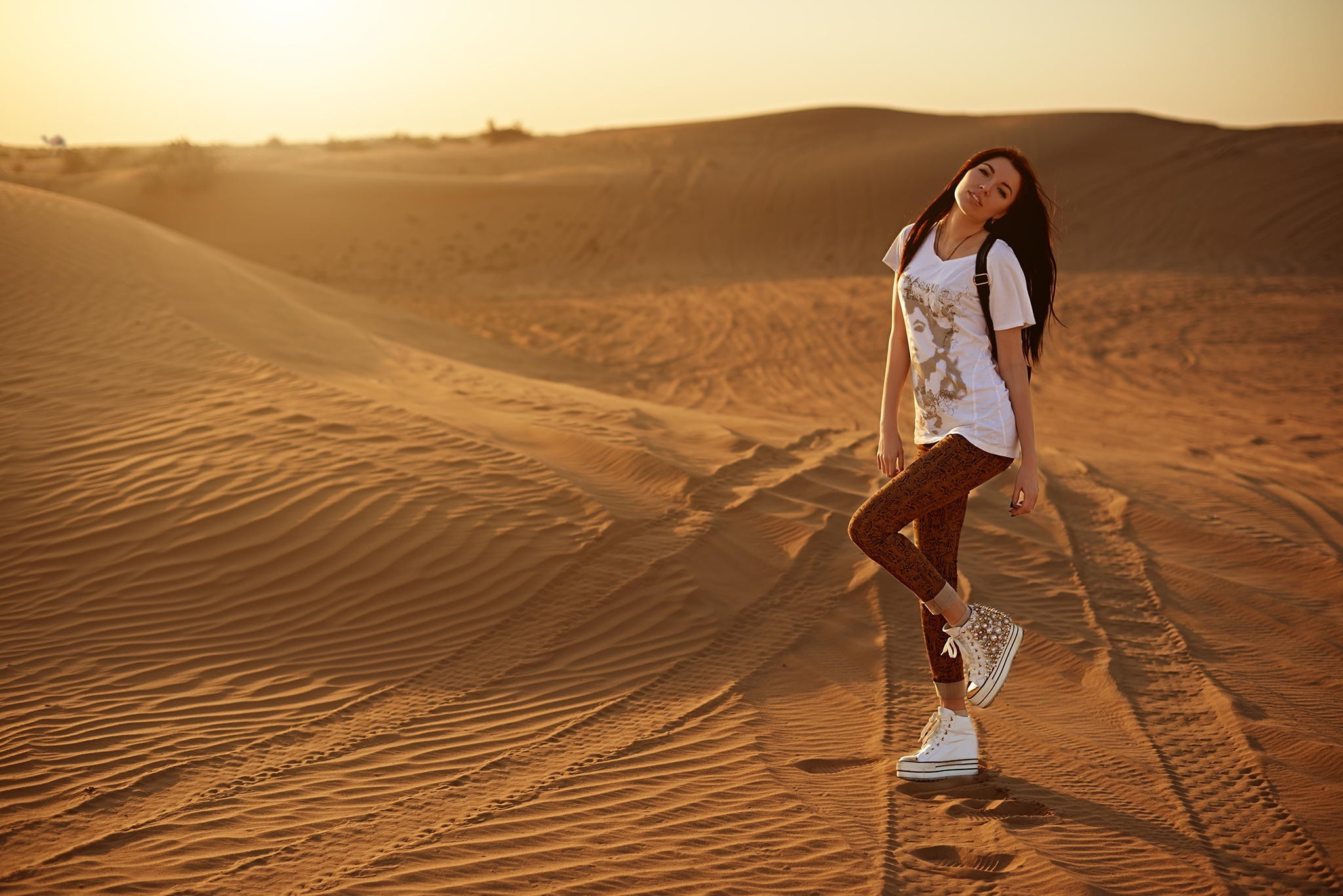 Woman posing in a desert at sunset HD Wallpaper