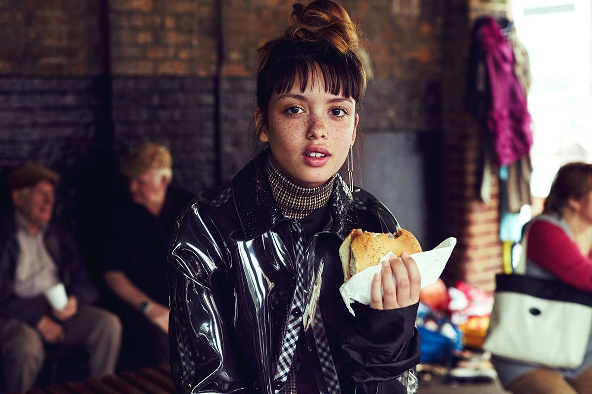 Emily Bador with hamburger in front of people HD Wallpaper