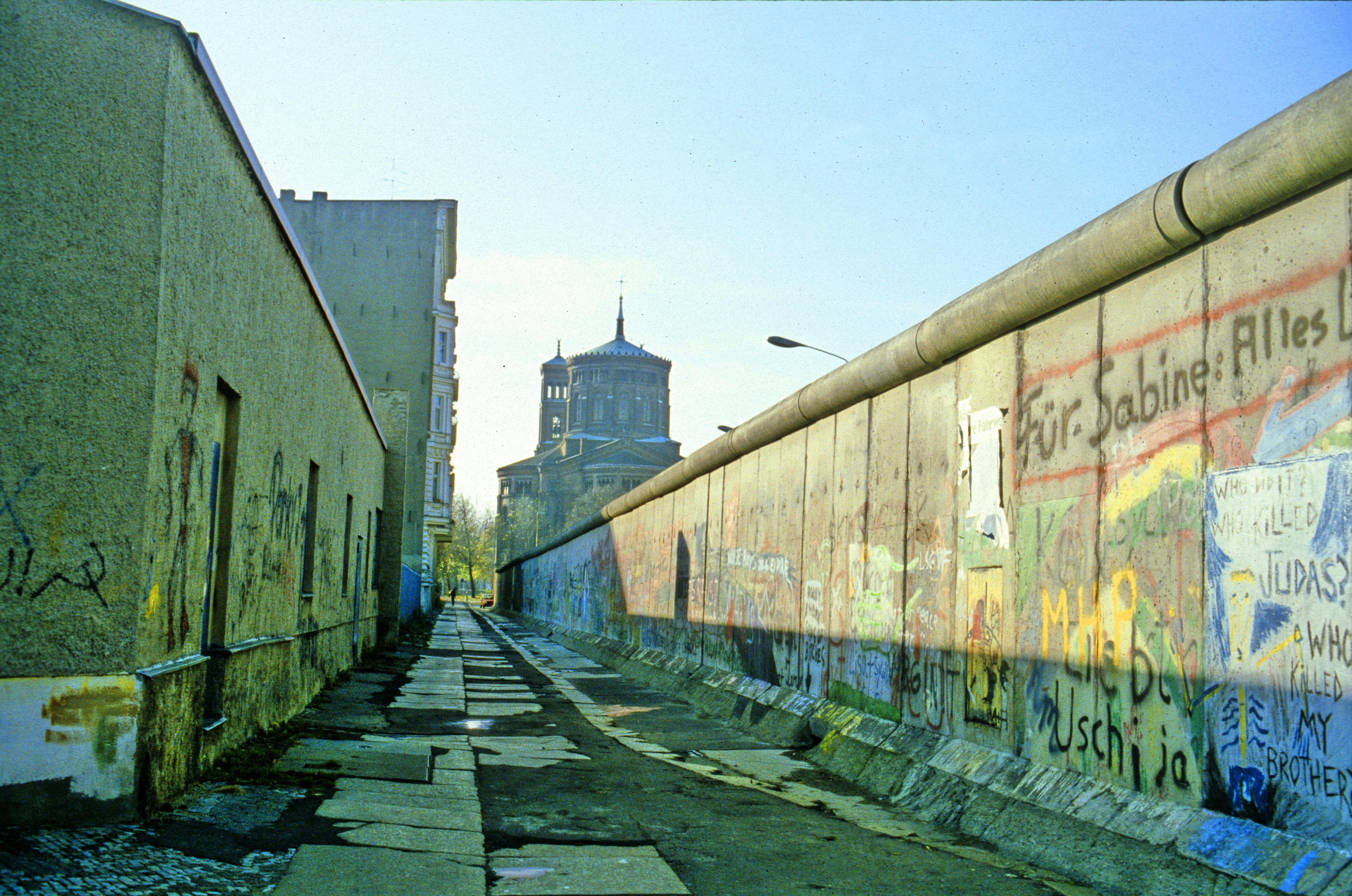 Berlin Wall with graffiti and church in background HD Wallpaper