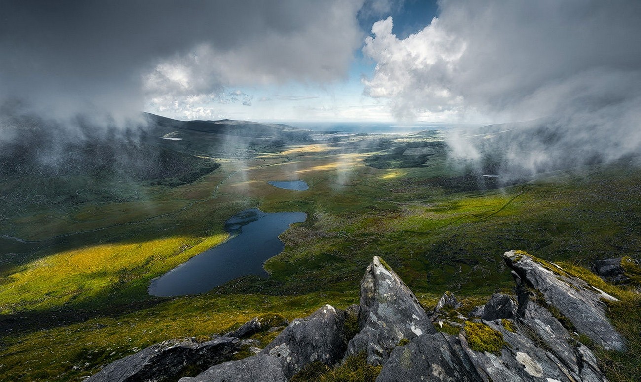 Misty mountain landscape with lakes and sunbeams HD Wallpaper