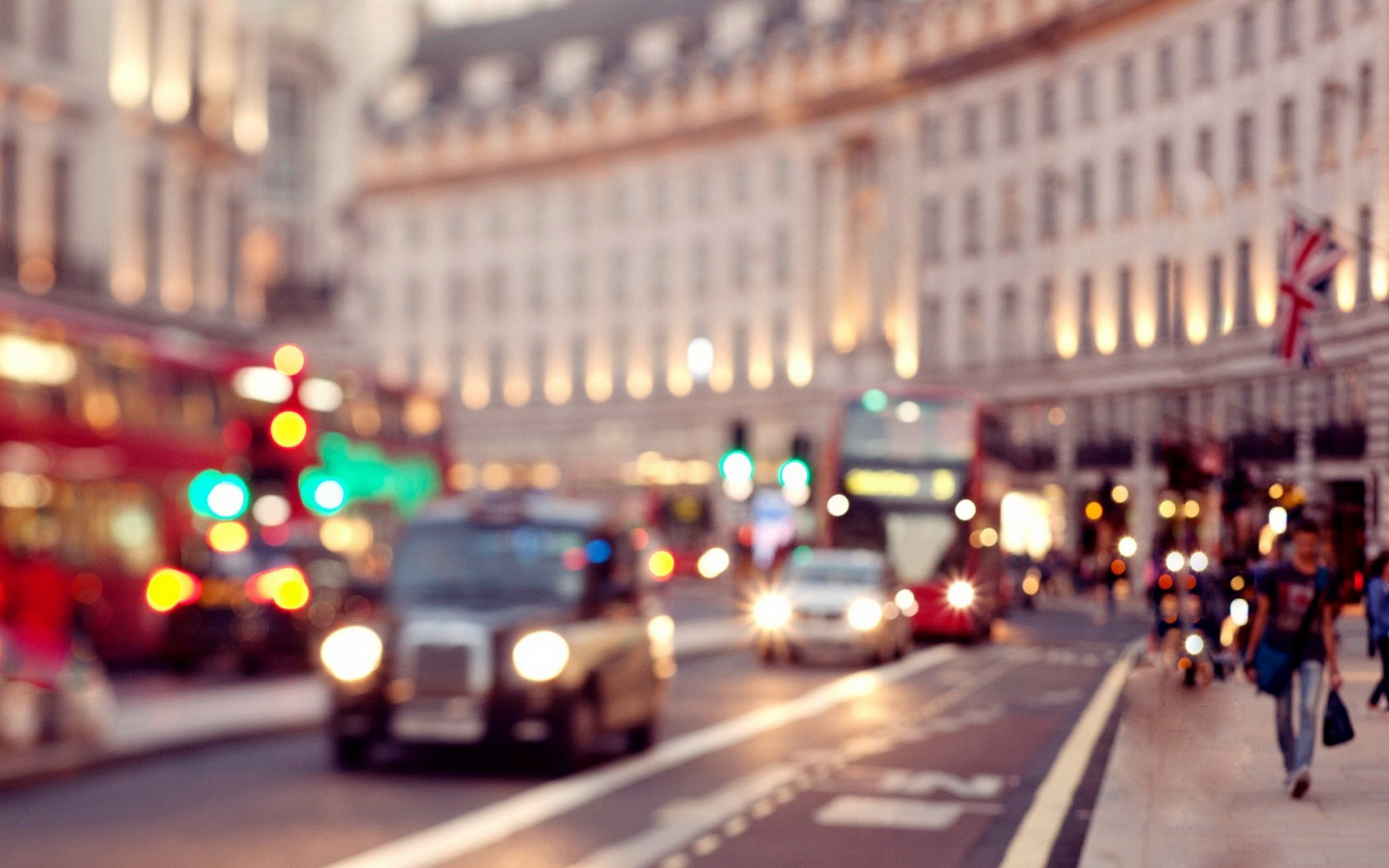 Blurred London street with traffic and buildings HD Wallpaper
