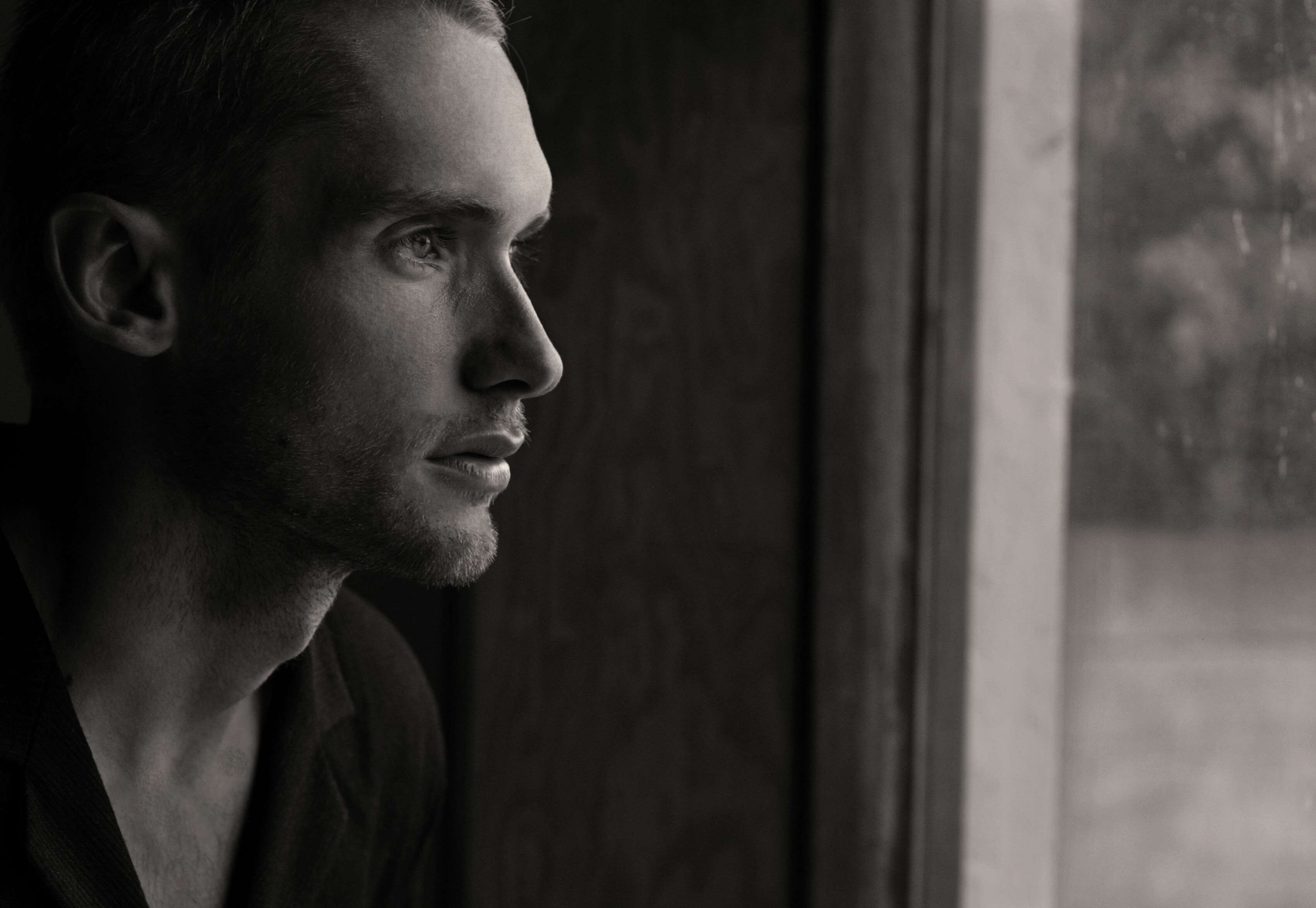Black and white portrait of a thoughtful man HD Wallpaper