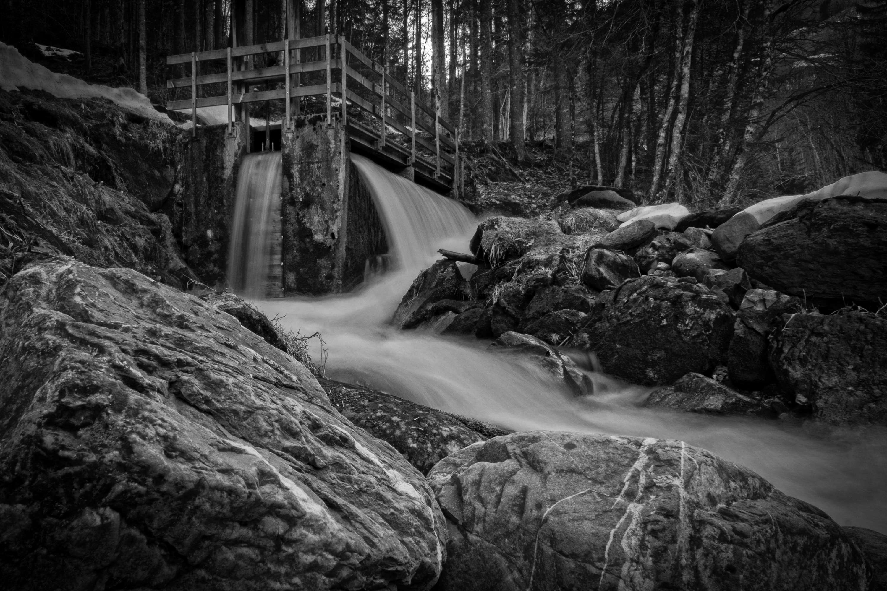 Black and white long exposure of a waterfall in a forest HD Wallpaper