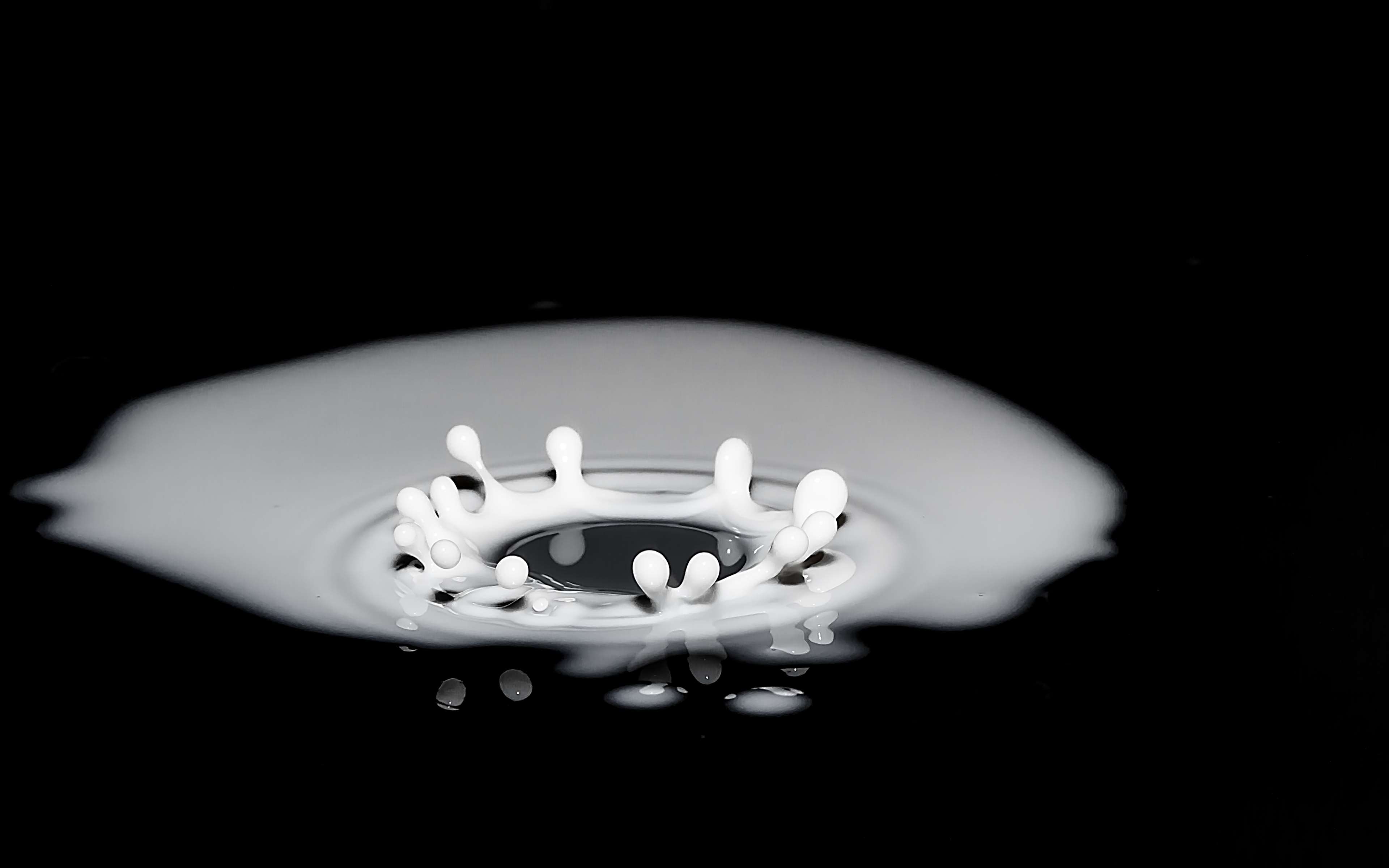 Milk splash in dark liquid HD Wallpaper