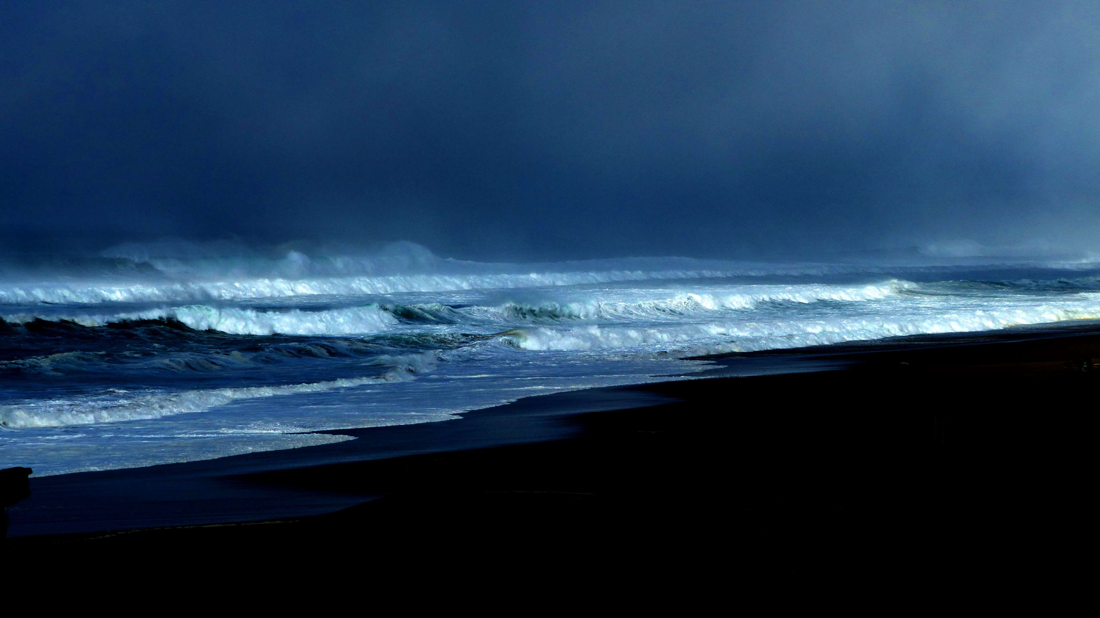 Stormy Pacific Ocean waves crashing on a dark beach 4K HD Wallpaper
