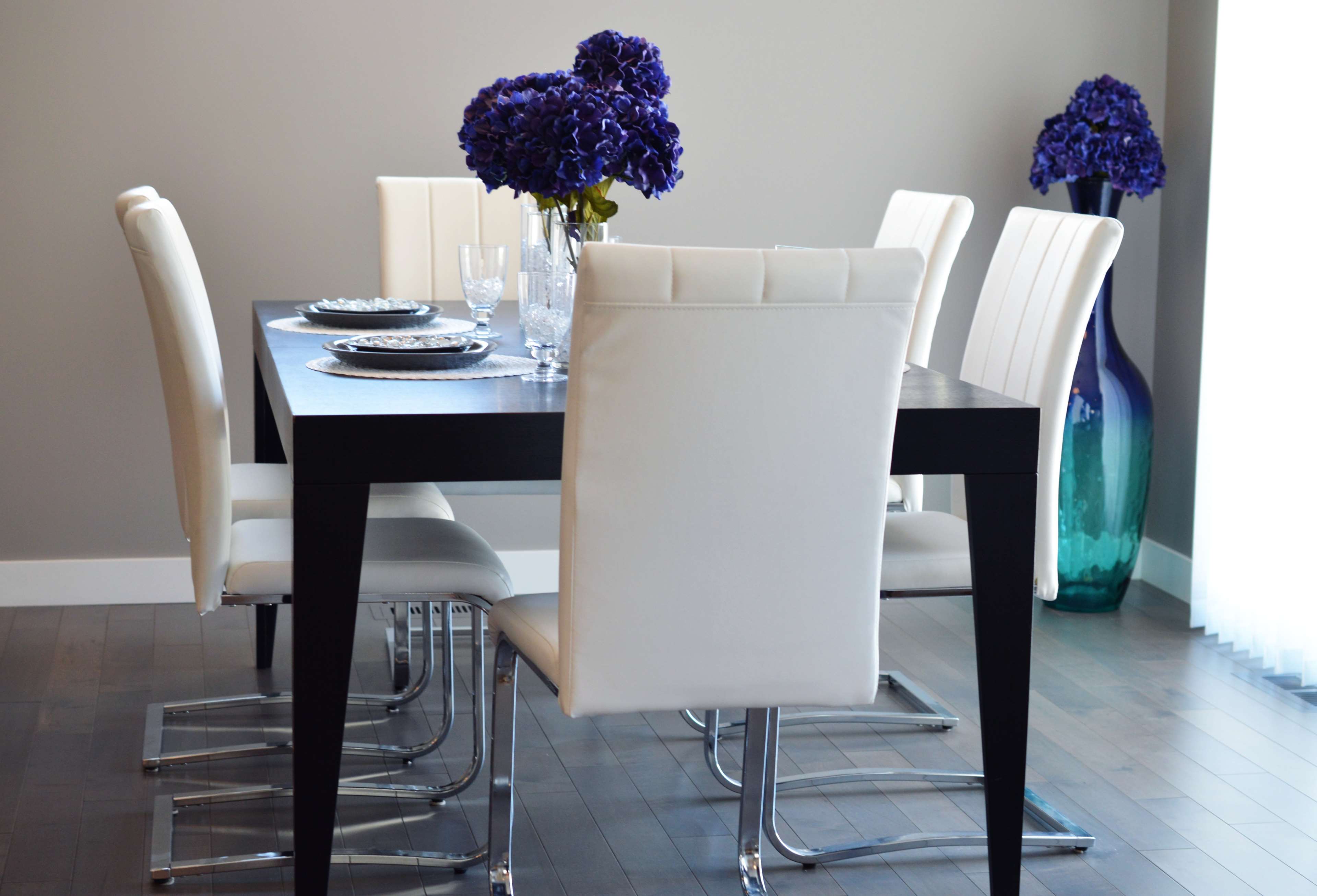 Modern dining room with white chairs and dark table HD Wallpaper