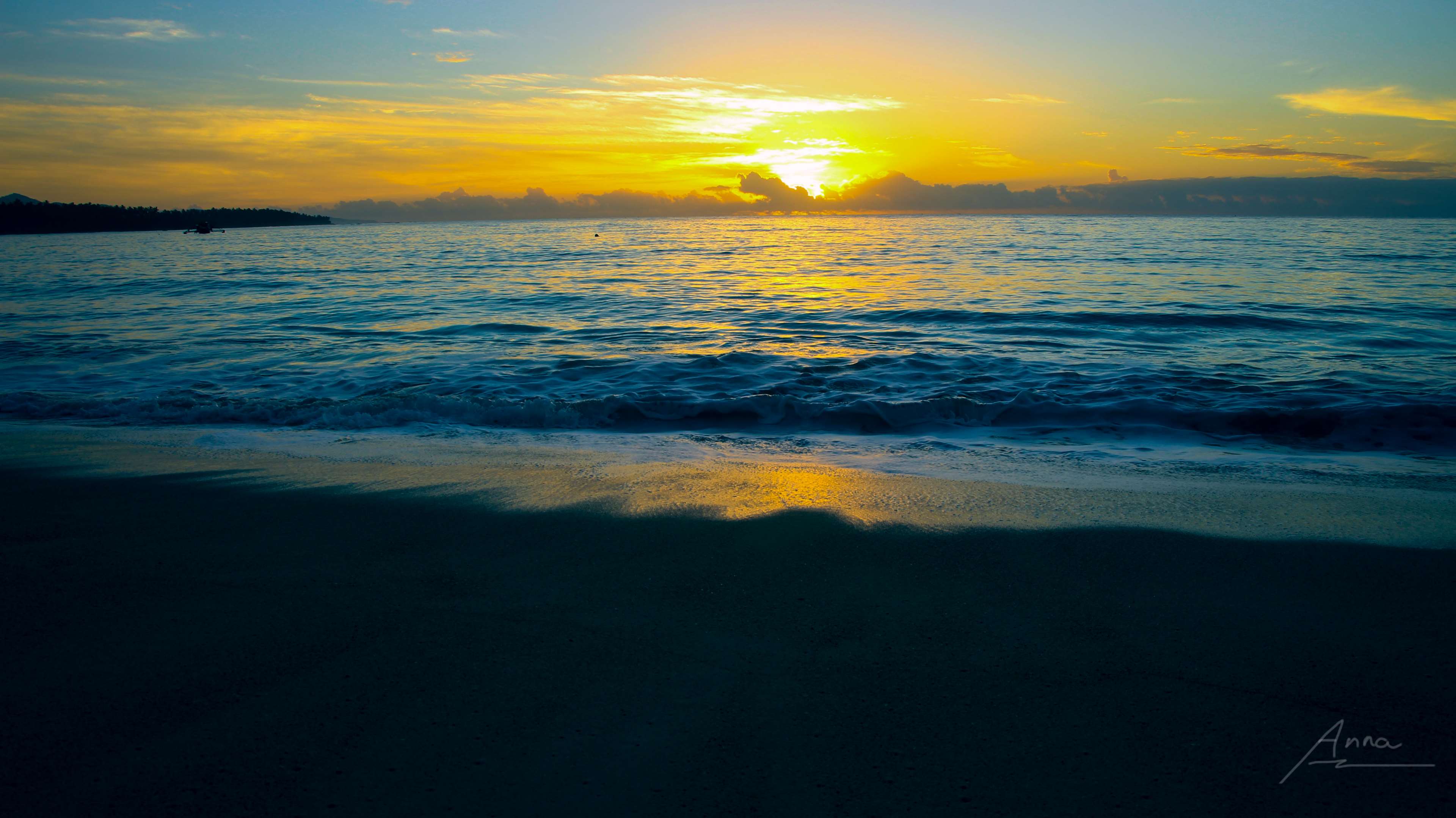Beach at sunrise with ocean waves HD Wallpaper