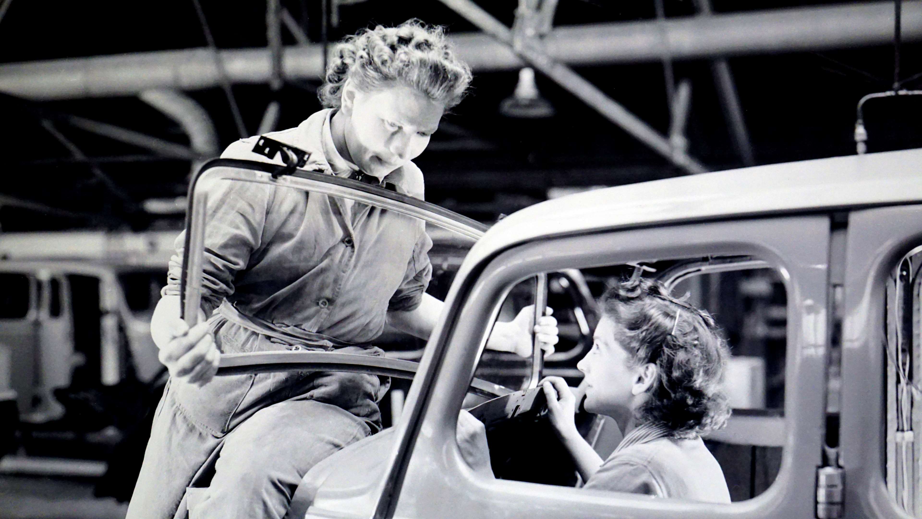 Women working on car assembly line HD Wallpaper