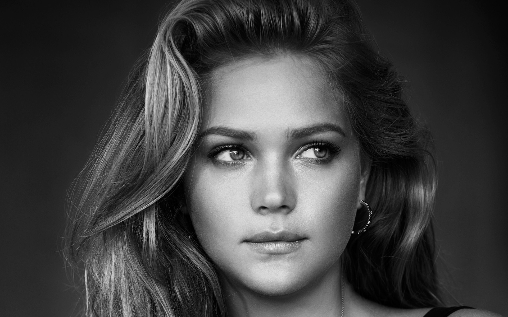Black and white portrait of a young woman HD Wallpaper